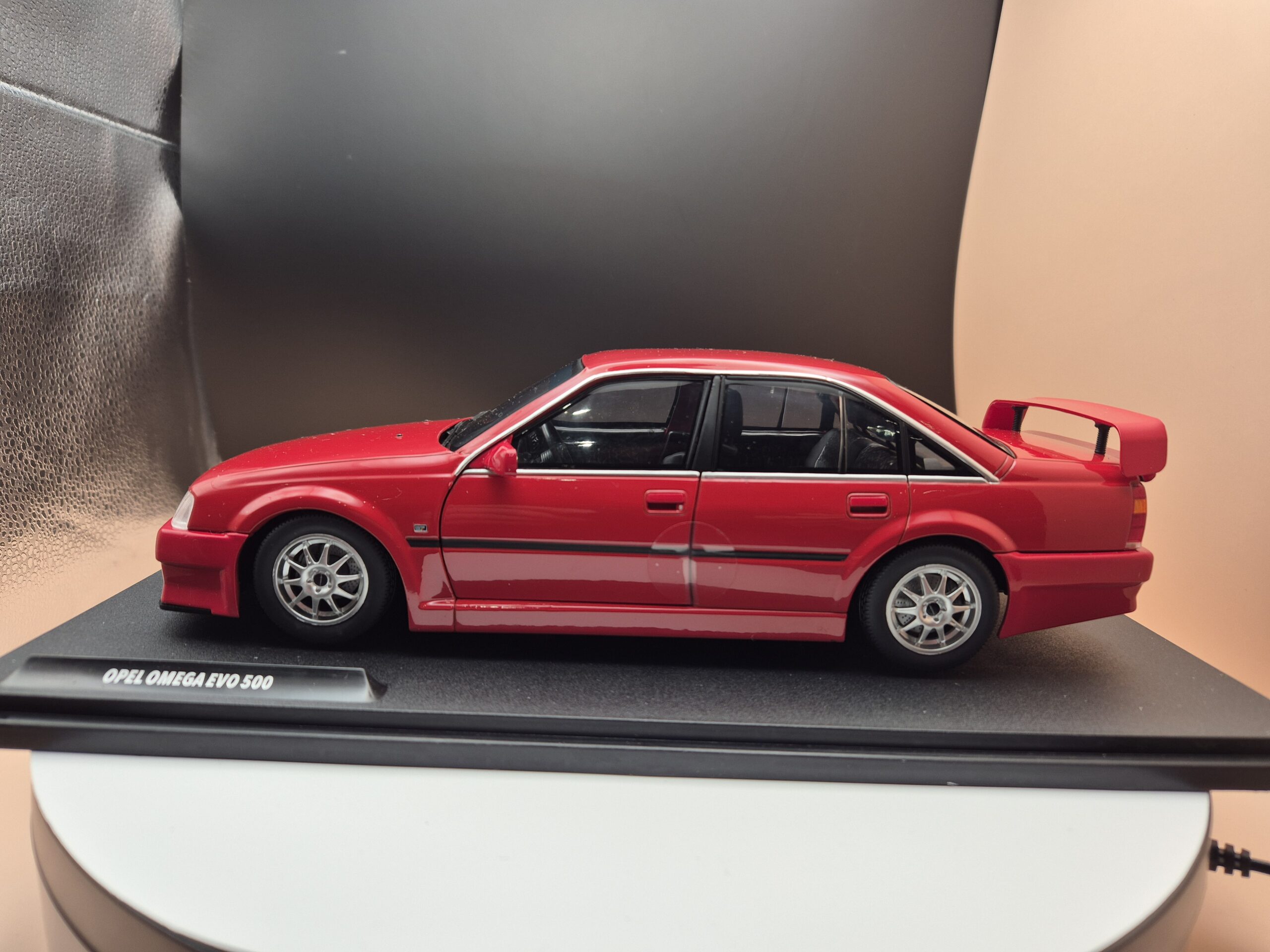 Opel Omega 3000 24V Evo 500 Irmscher 1990 Magma Red Solido 1:18 - obrazek 2