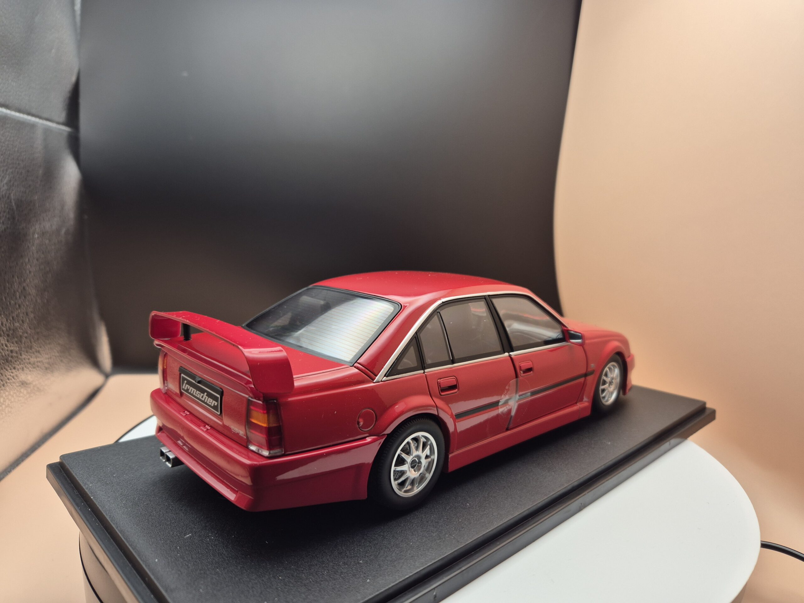 Opel Omega 3000 24V Evo 500 Irmscher 1990 Magma Red Solido 1:18 - obrazek 5