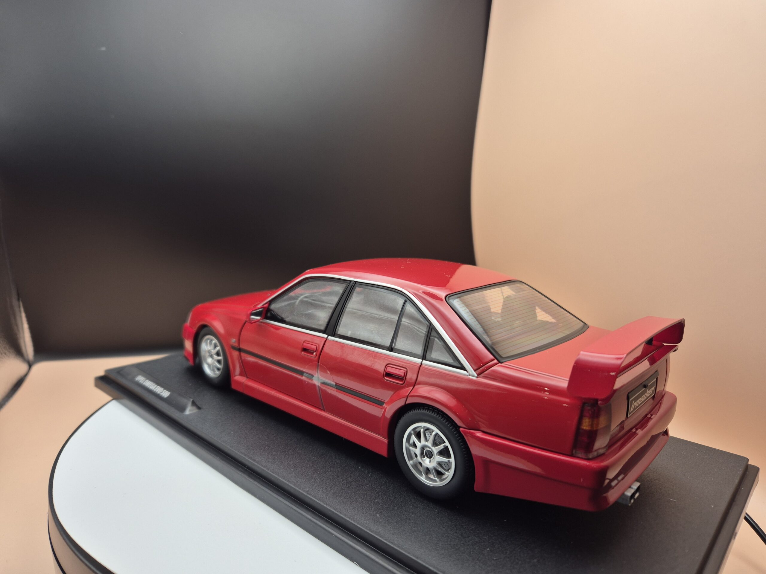 Opel Omega 3000 24V Evo 500 Irmscher 1990 Magma Red Solido 1:18 - obrazek 6