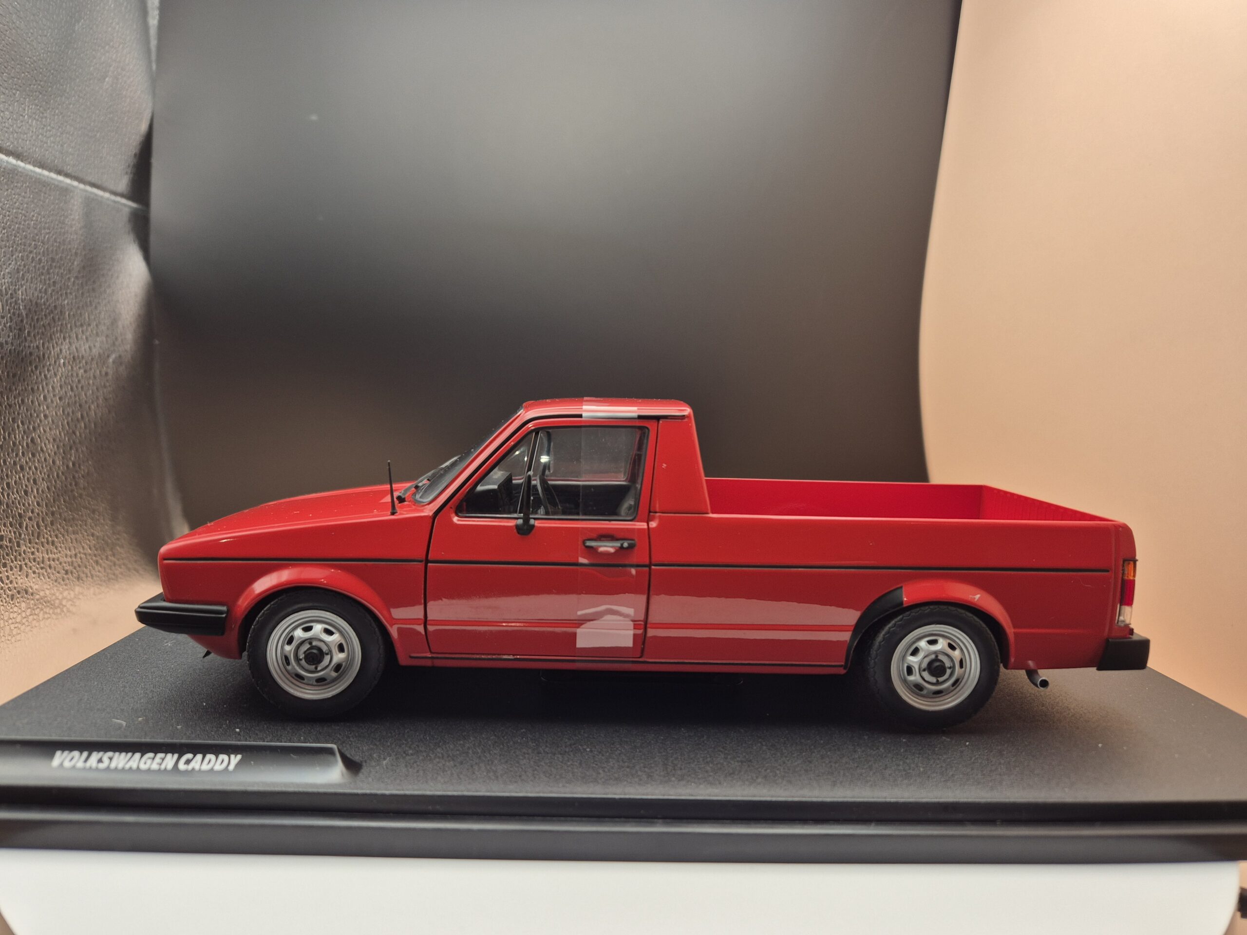1:18 Solido Volkswagen Caddy MK.1 - 1982, red VW - obrazek 2