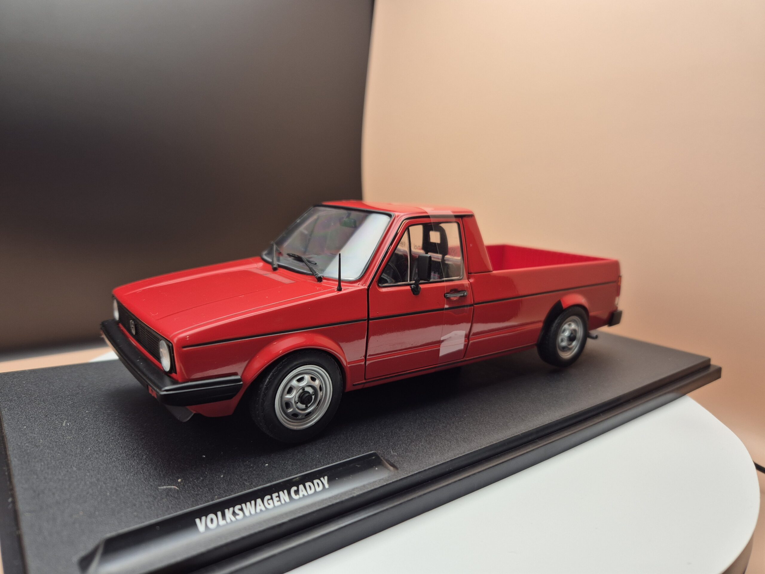 1:18 Solido Volkswagen Caddy MK.1 - 1982, red VW - obrazek 3