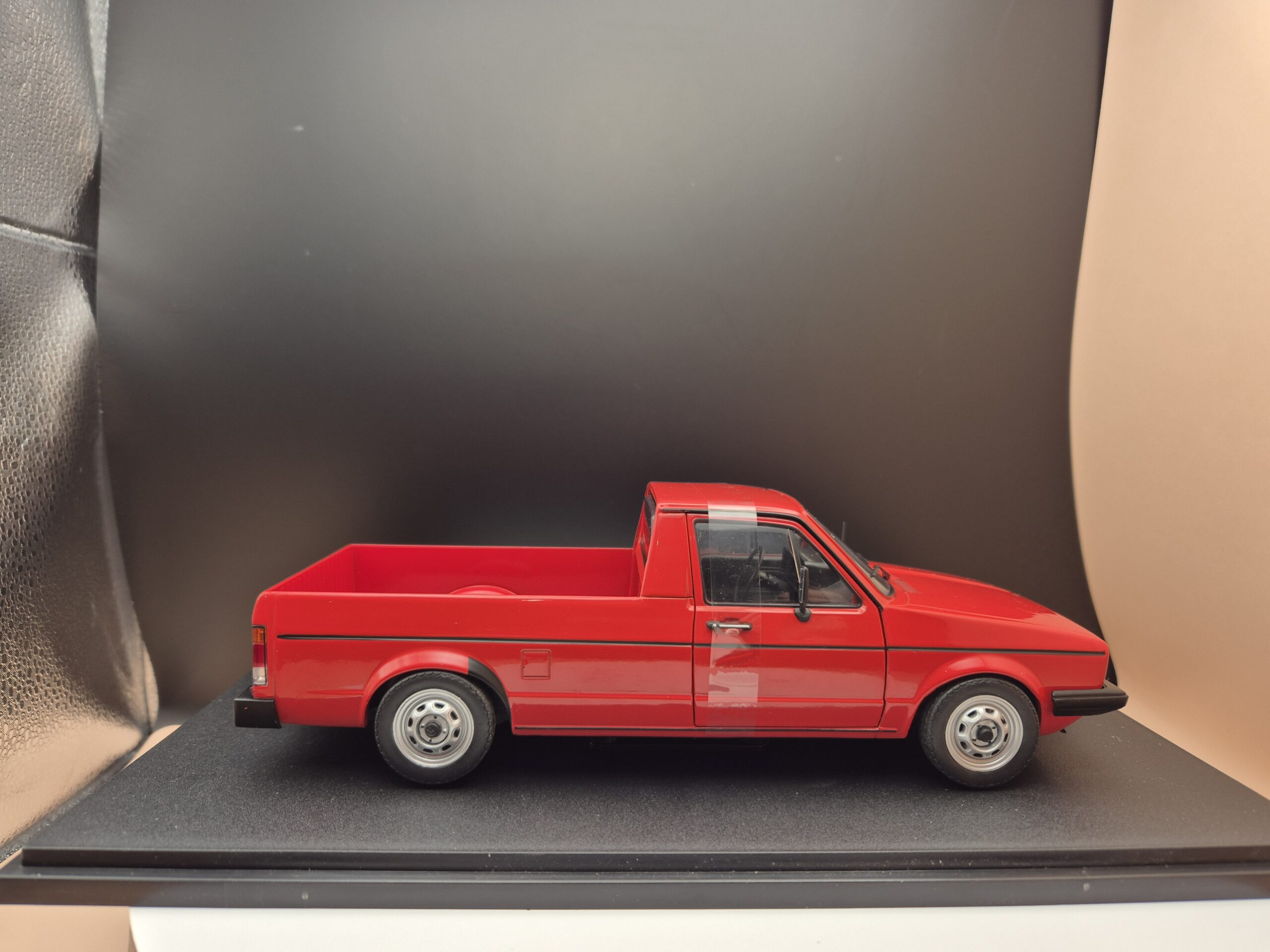 1:18 Solido Volkswagen Caddy MK.1 - 1982, red VW