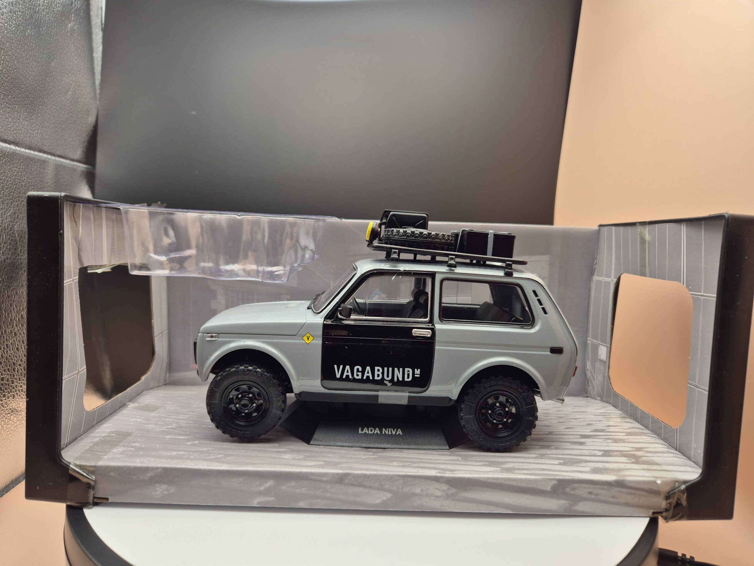 SOLIDO ŁADA NIVA VAGABUND SZARA 1:18 NOWY METALOWY MODEL S1807302 - obrazek 2