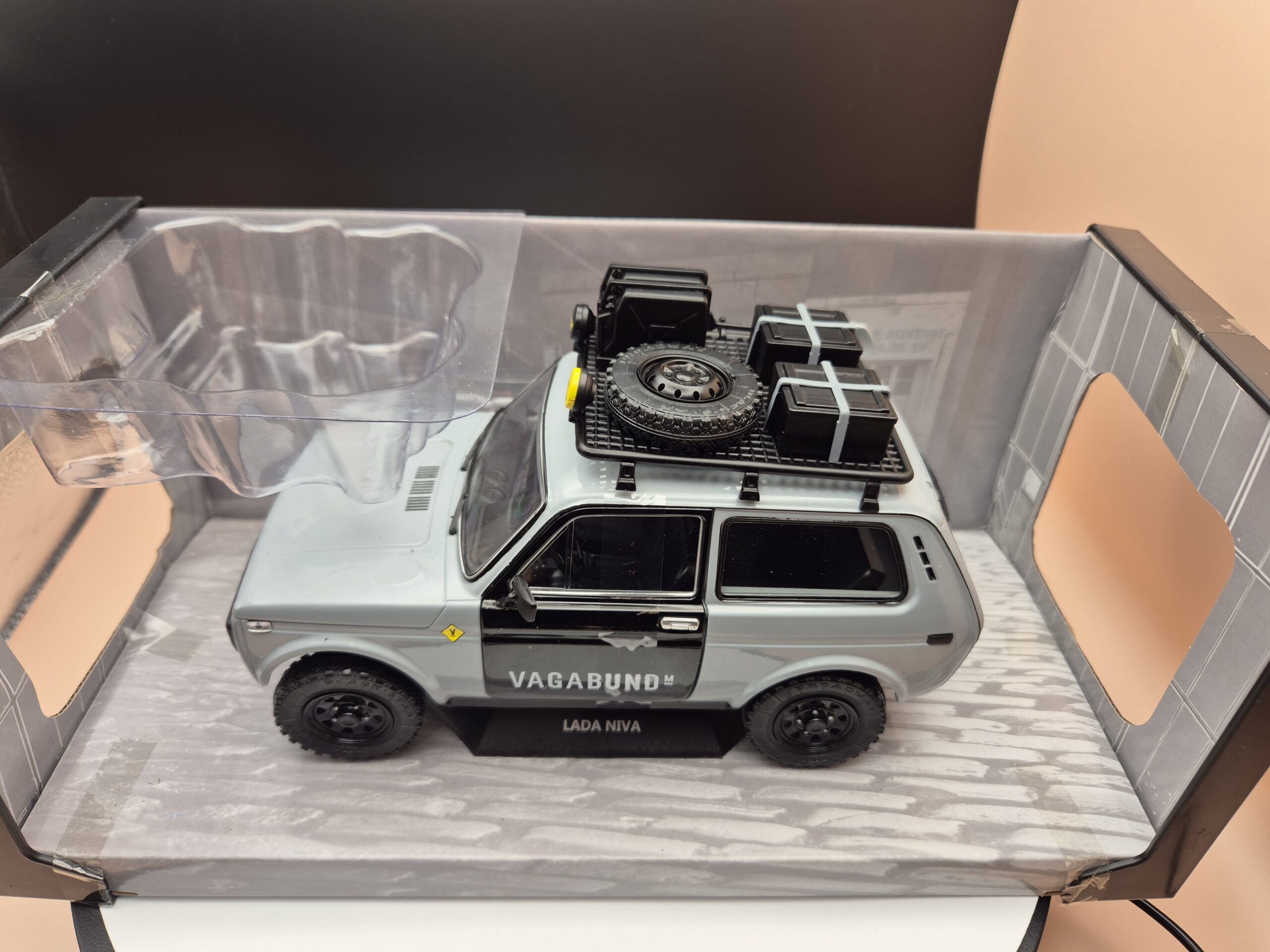 SOLIDO ŁADA NIVA VAGABUND SZARA 1:18 NOWY METALOWY MODEL S1807302 - obrazek 3