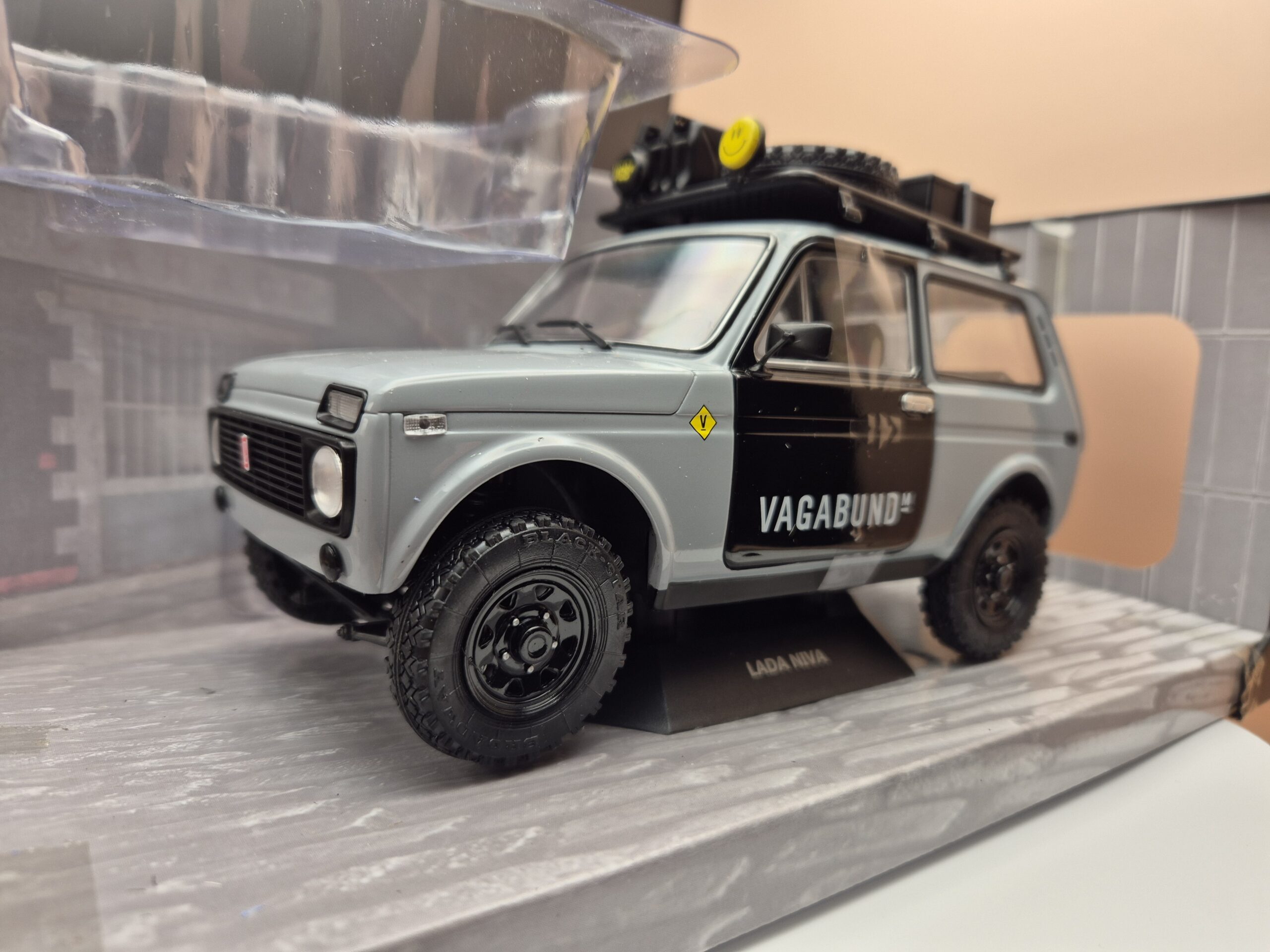 SOLIDO ŁADA NIVA VAGABUND SZARA 1:18 NOWY METALOWY MODEL S1807302