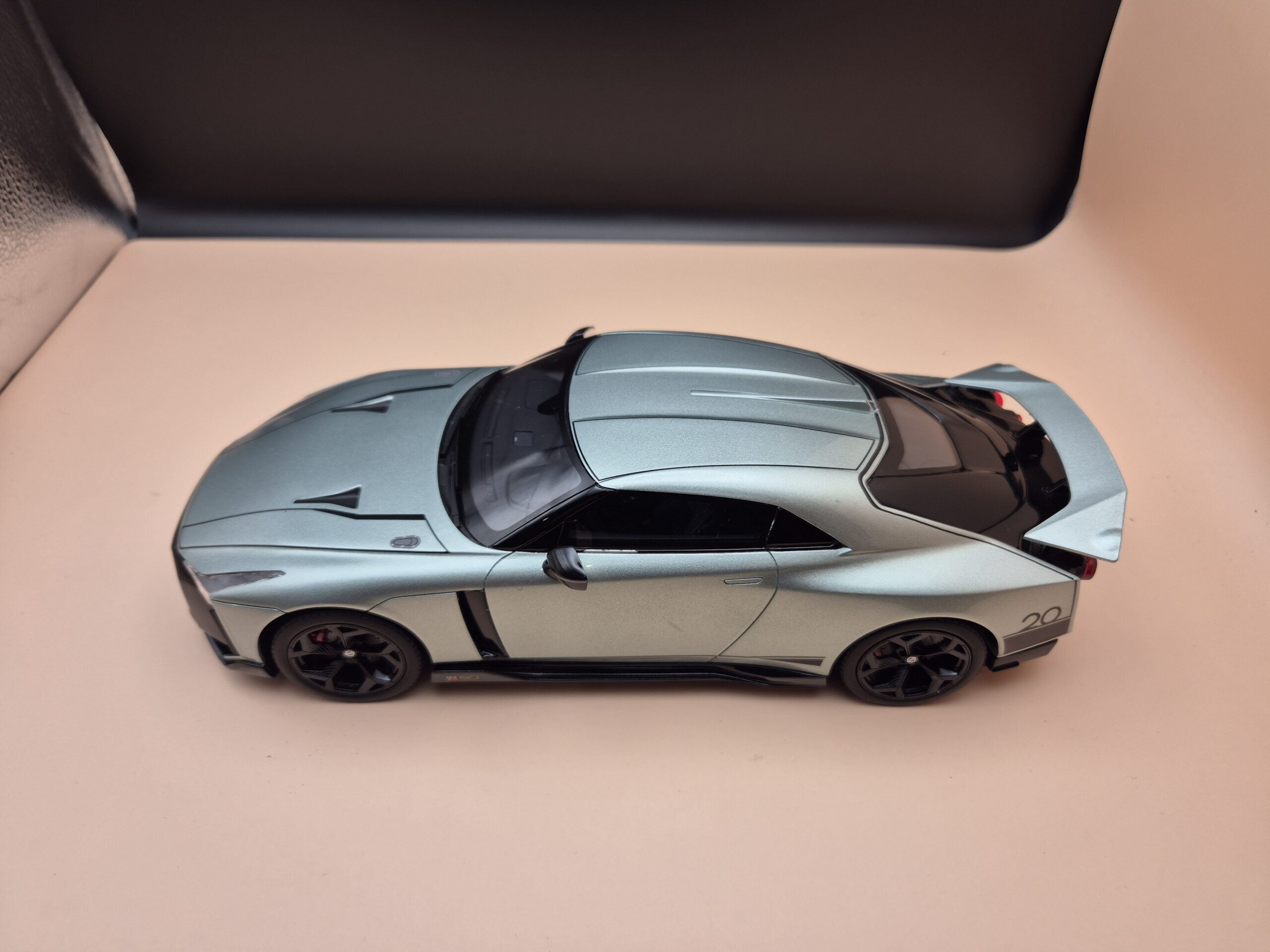 GT SPIRIT Nissan GT-R R50 2021 1:18 GT284 LIMITOWANY 1100SZTUK - obrazek 3
