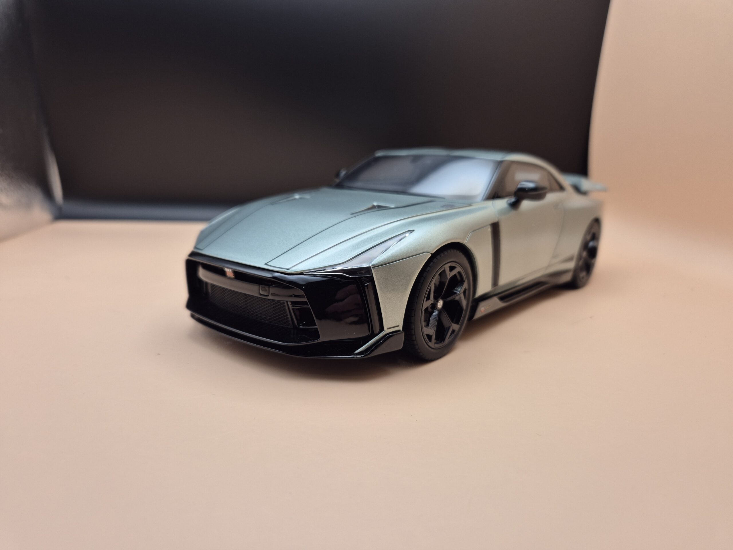 GT SPIRIT Nissan GT-R R50 2021 1:18 GT284 LIMITOWANY 1100SZTUK - obrazek 4