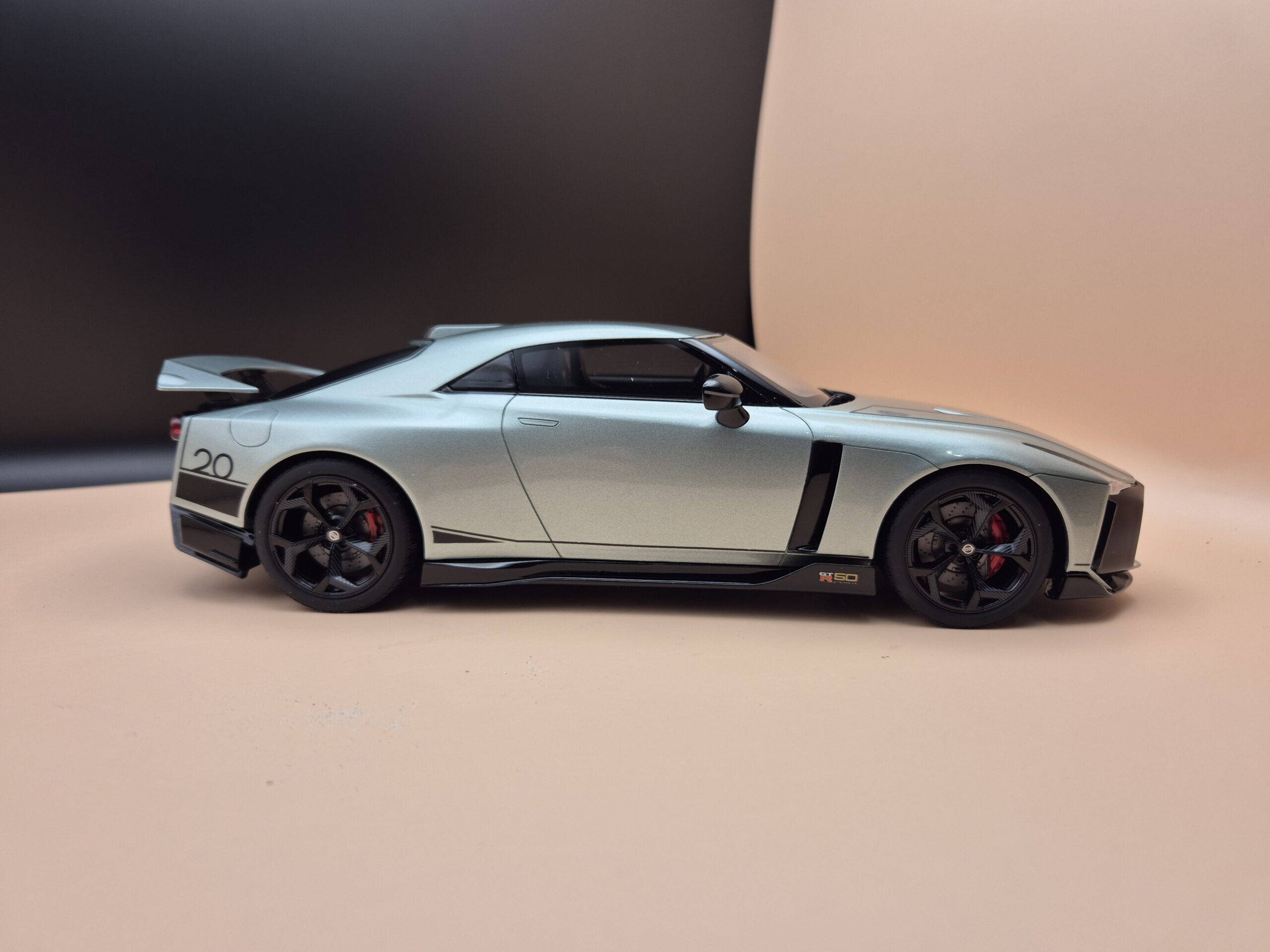 GT SPIRIT Nissan GT-R R50 2021 1:18 GT284 LIMITOWANY 1100SZTUK - obrazek 7