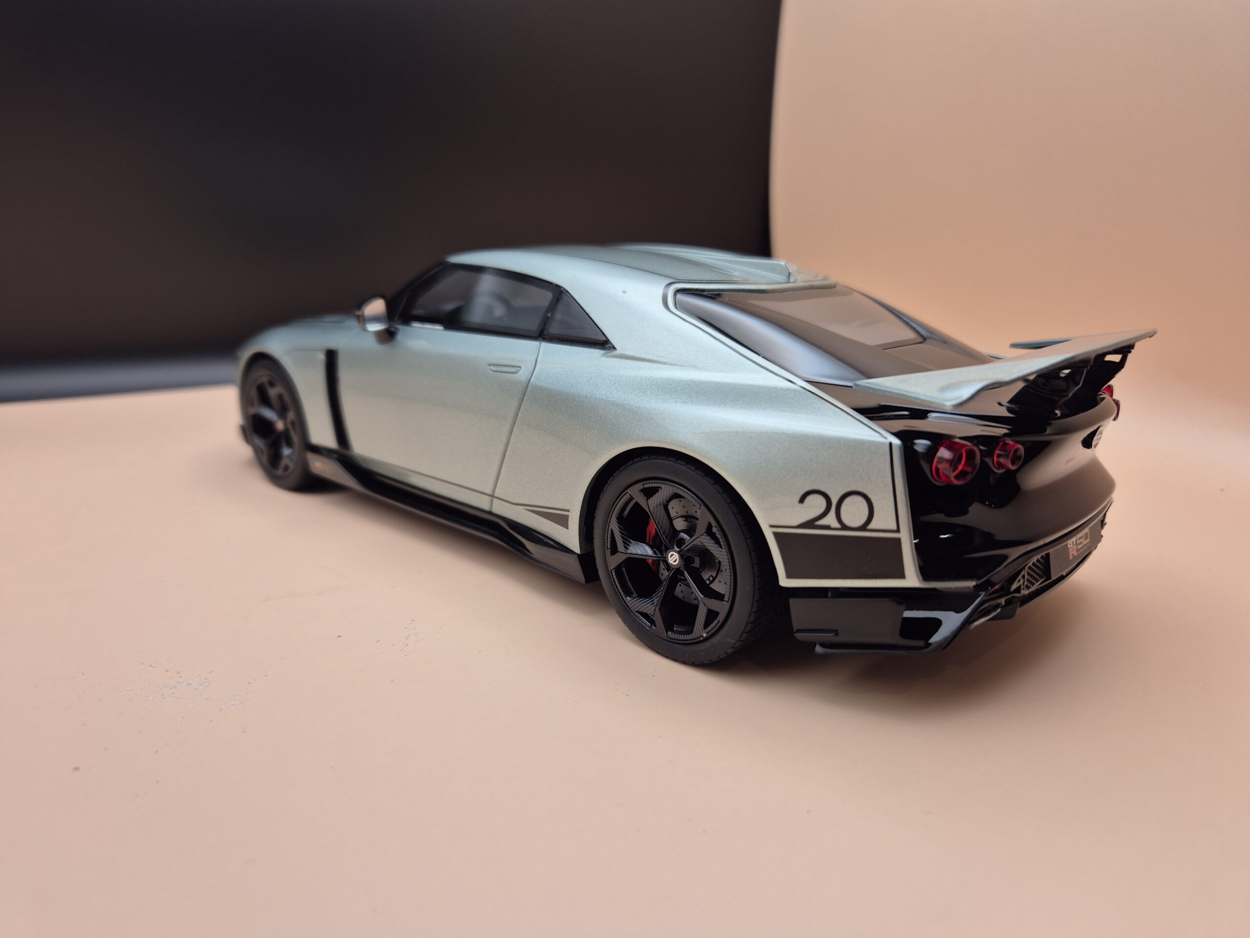 GT SPIRIT Nissan GT-R R50 2021 1:18 GT284 LIMITOWANY 1100SZTUK - obrazek 9
