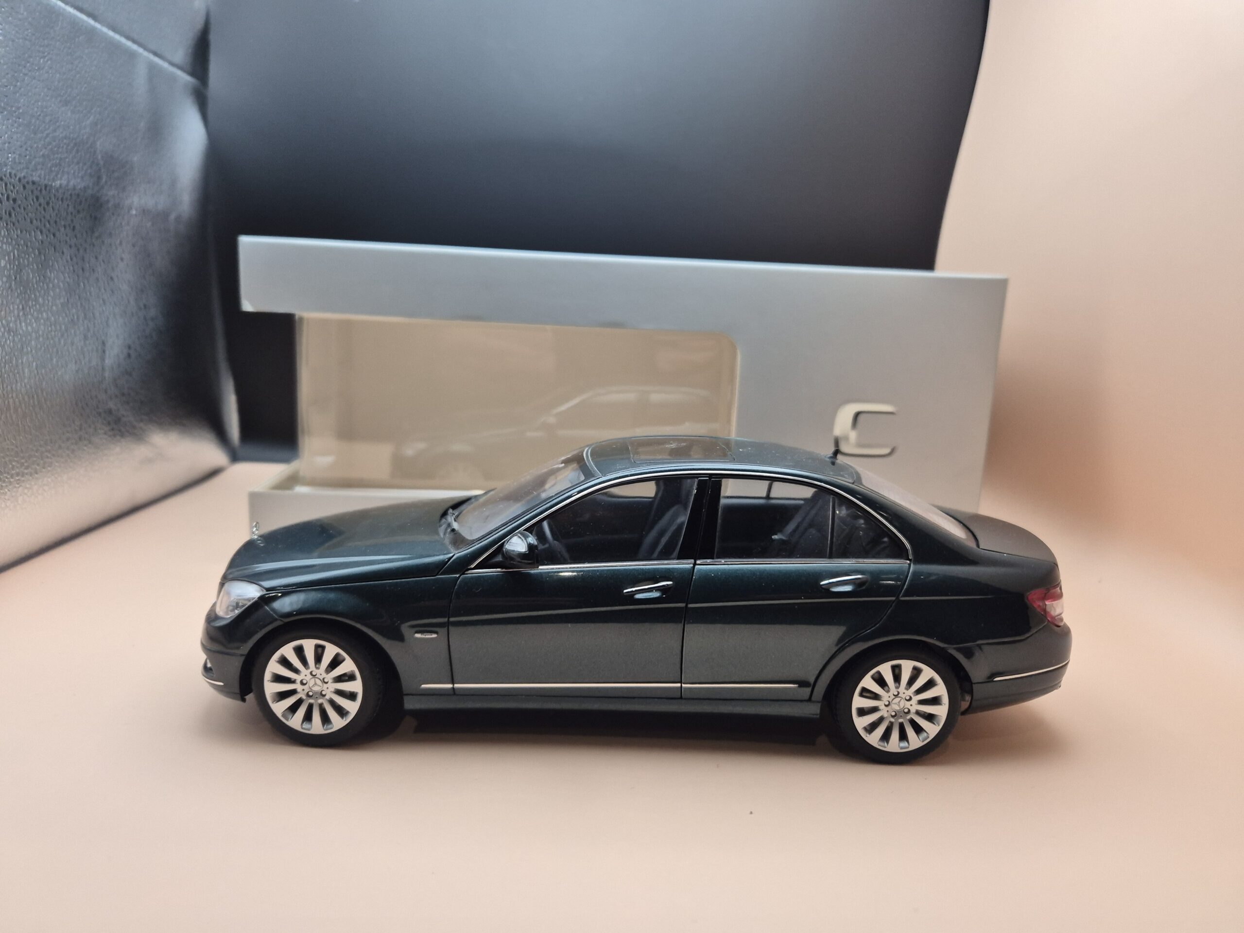 Mercedes C-Class W204 AUTOART ZIELONY