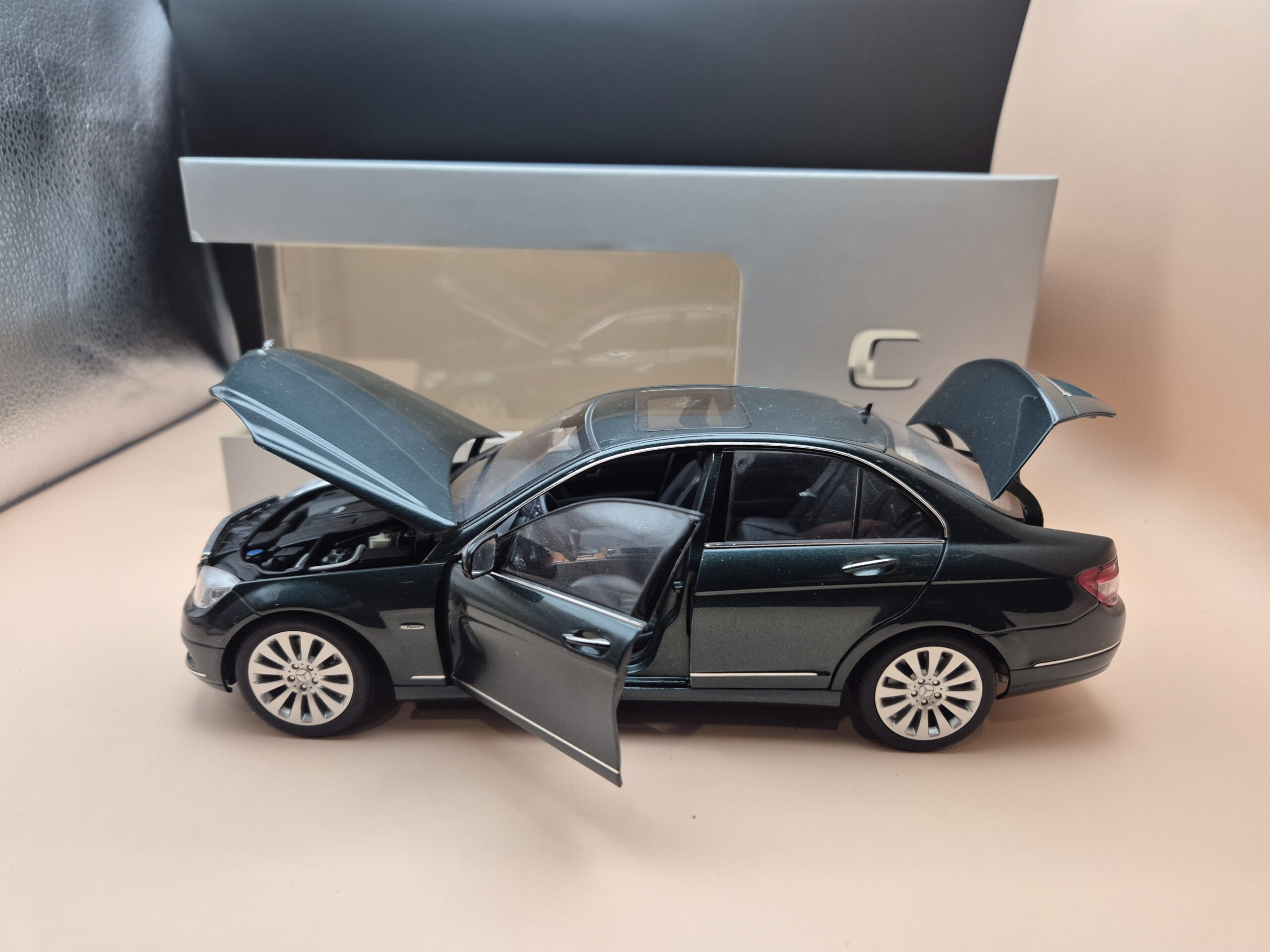 Mercedes C-Class W204 AUTOART ZIELONY - obrazek 4