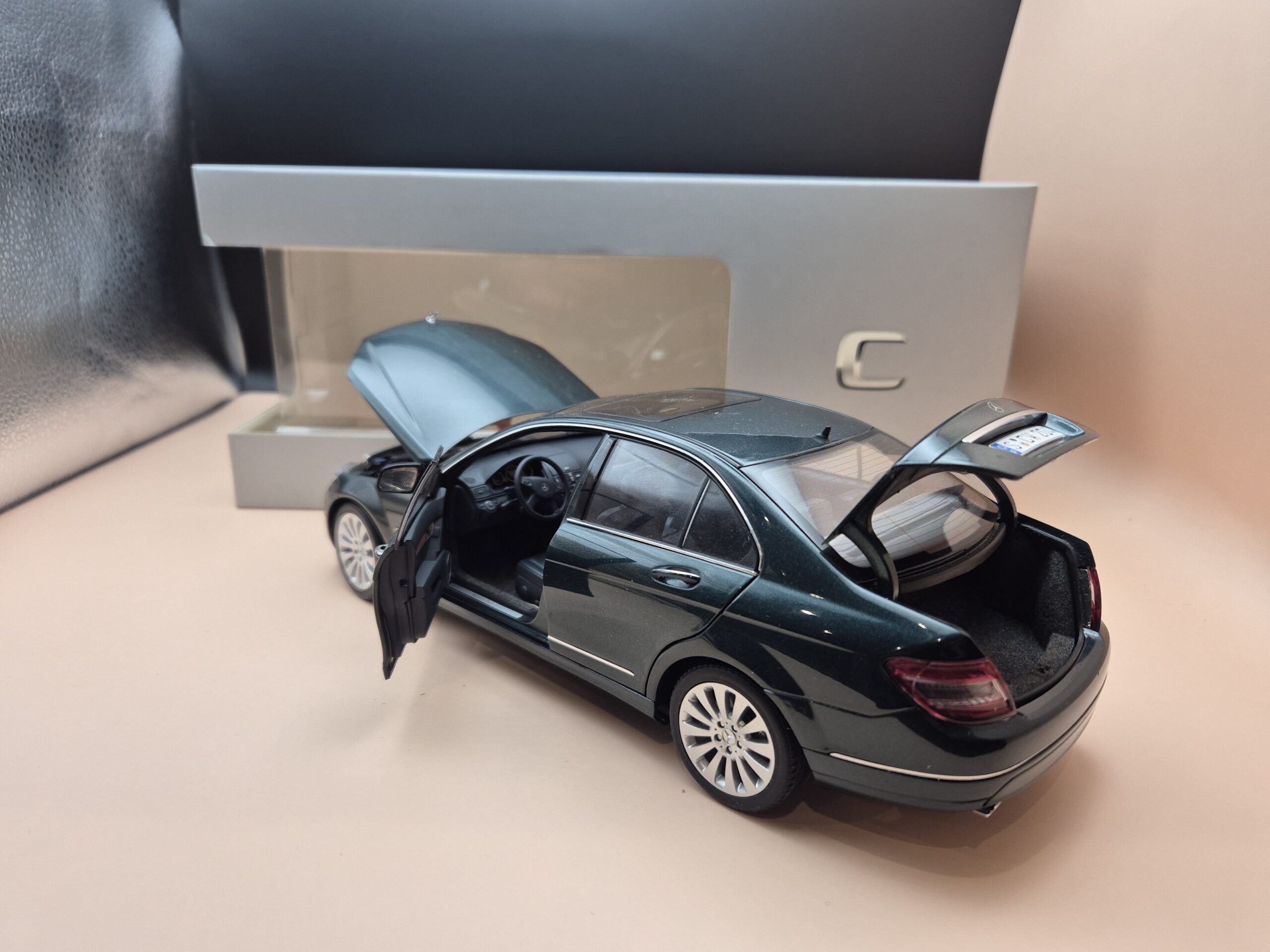 Mercedes C-Class W204 AUTOART ZIELONY - obrazek 5