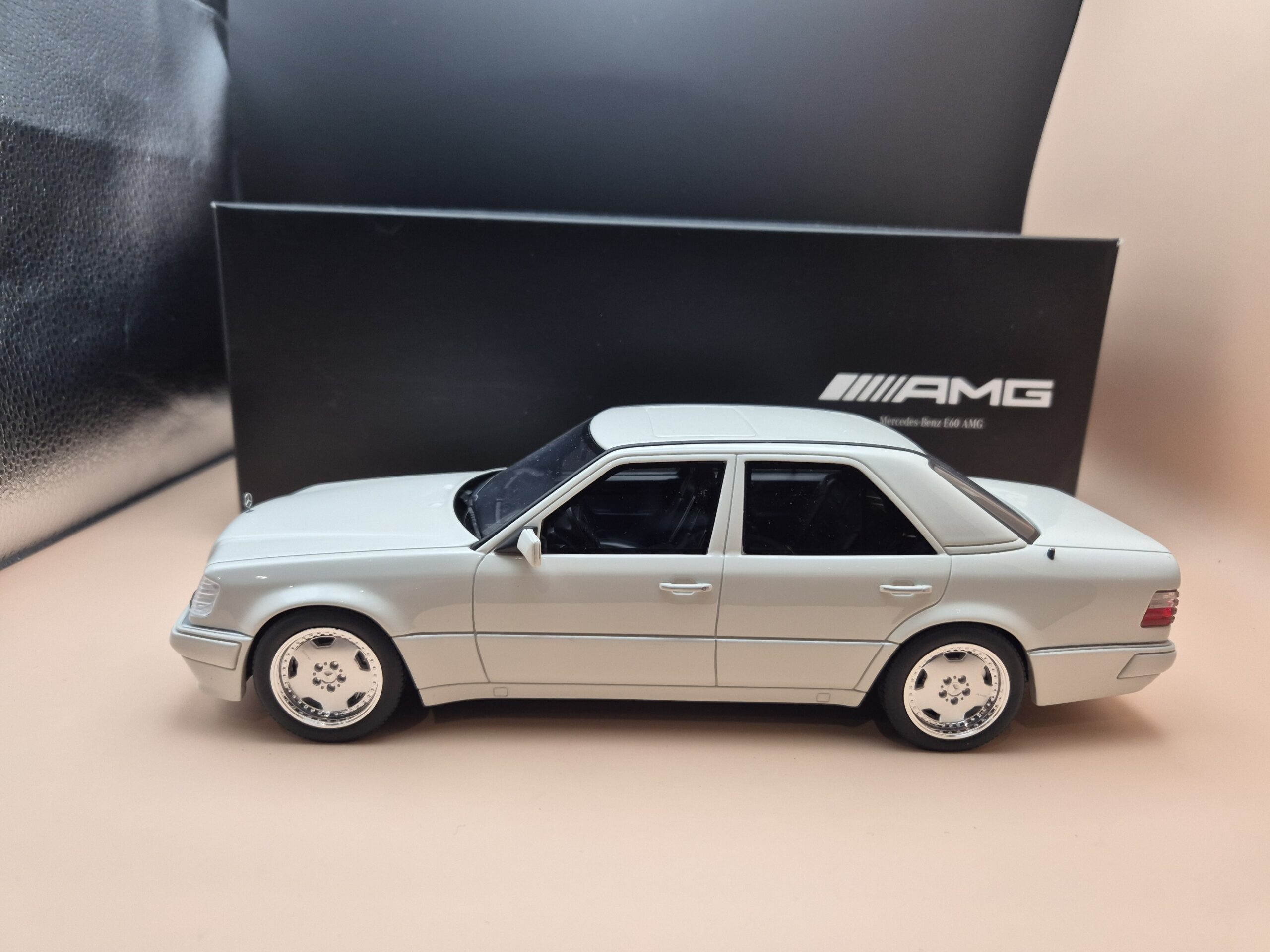 OTTO Mobile Mercedes Benz E60 AMG (W124) Arctic Whi 1:18