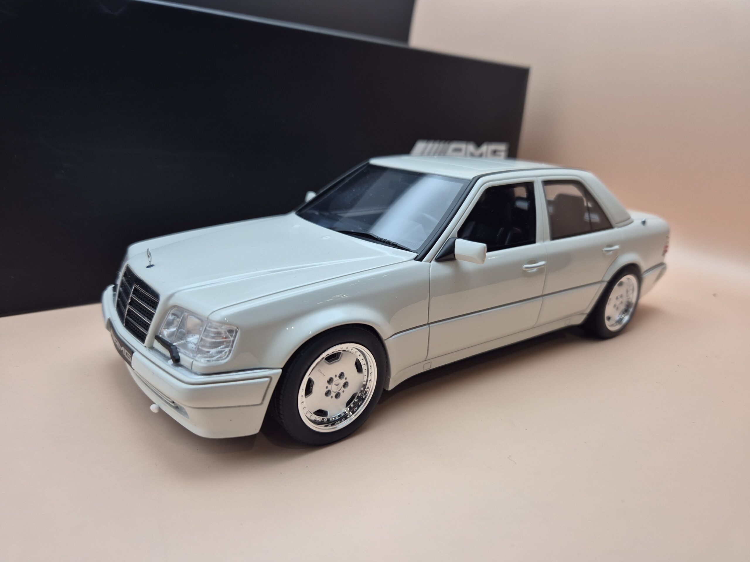OTTO Mobile Mercedes Benz E60 AMG (W124) Arctic Whi 1:18 - obrazek 2