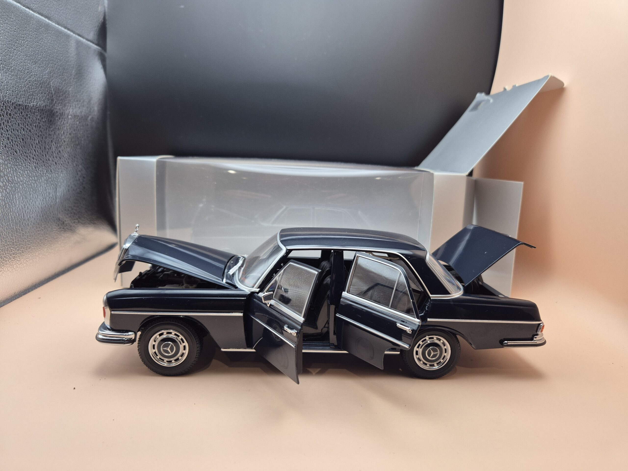MERCEDES 280 SE 280SE 1/18 NOREV GRANATOWY B66040597 - obrazek 4