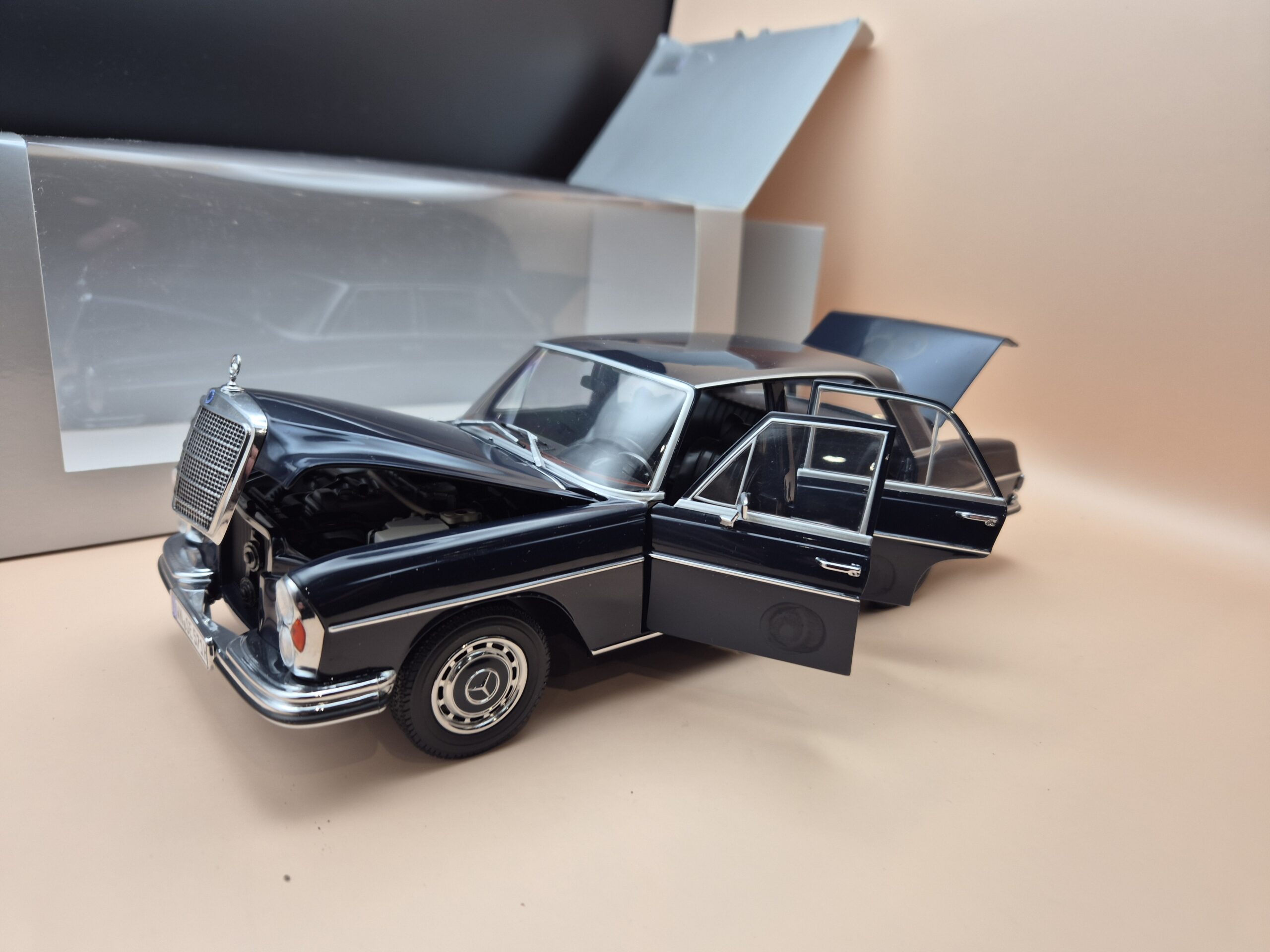 MERCEDES 280 SE 280SE 1/18 NOREV GRANATOWY B66040597 - obrazek 5