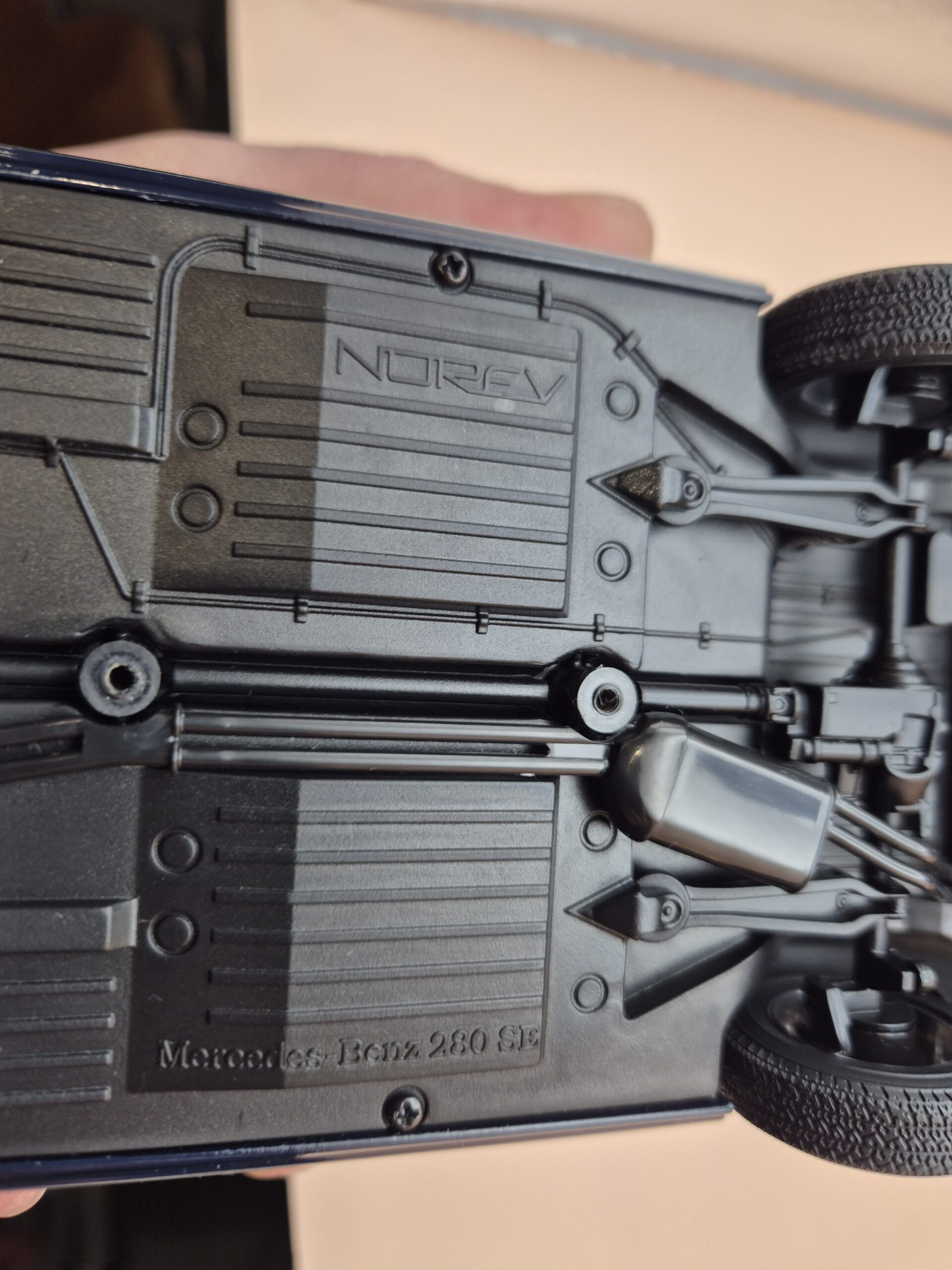 MERCEDES 280 SE 280SE 1/18 NOREV GRANATOWY B66040597 - obrazek 6