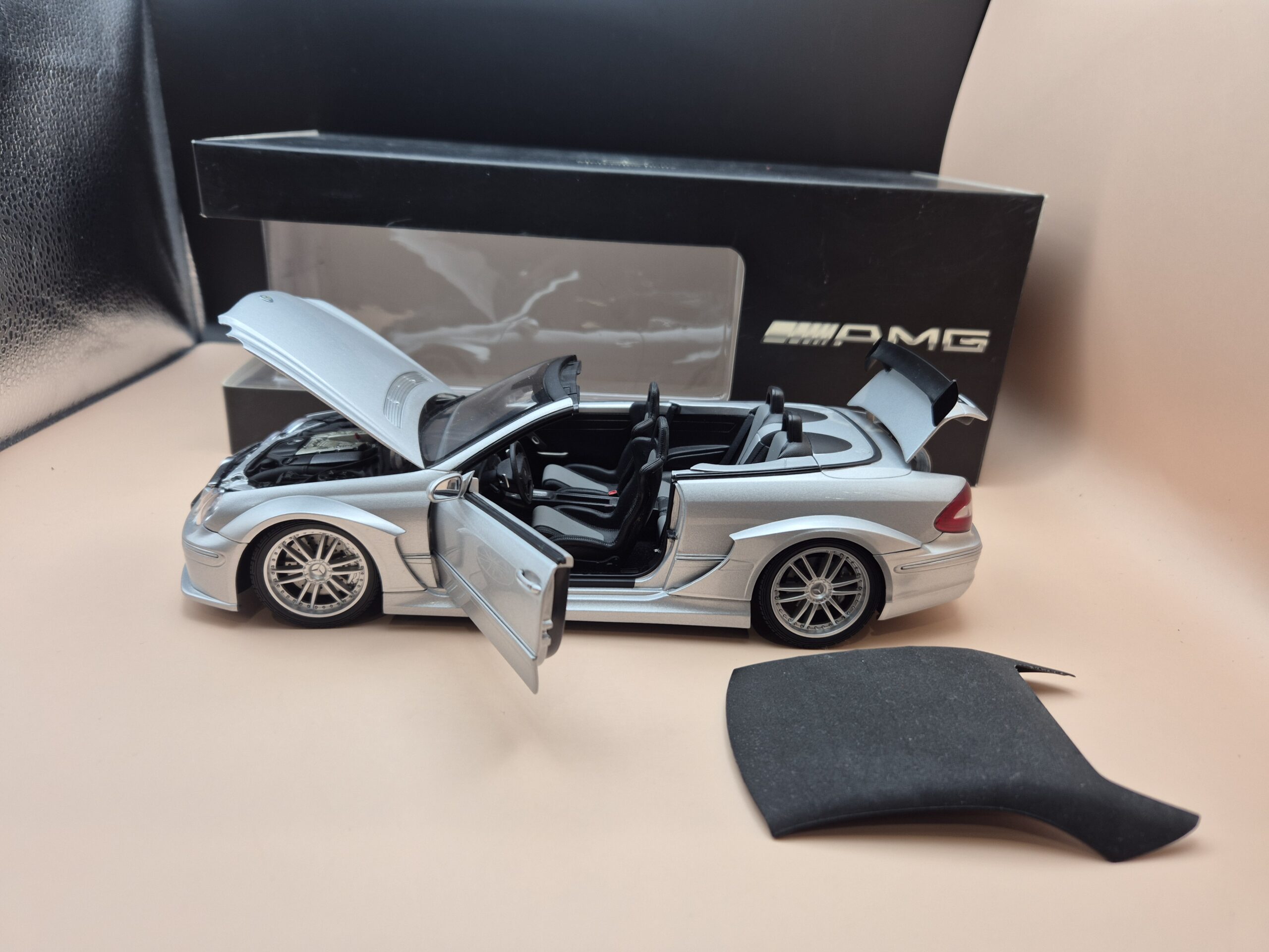 Mercedes CLK CABRIO AMG DTM C209 W209 SREBRNY Kyosho 1/18 - obrazek 4