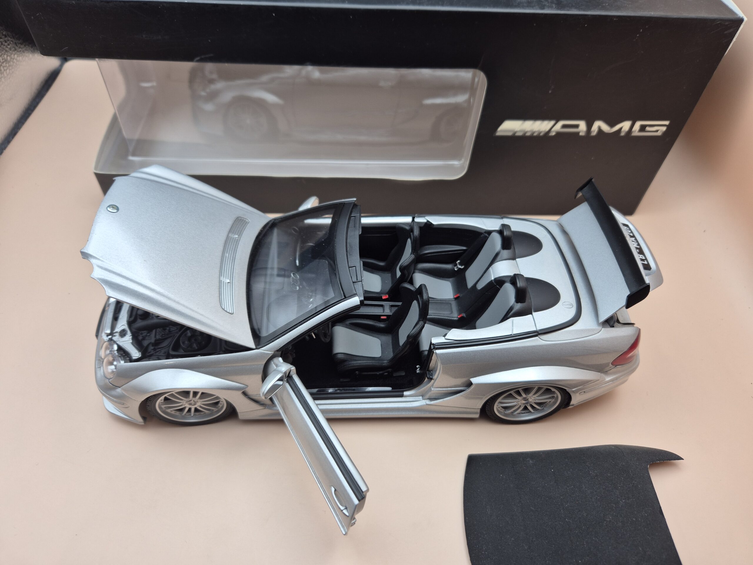 Mercedes CLK CABRIO AMG DTM C209 W209 SREBRNY Kyosho 1/18 - obrazek 3