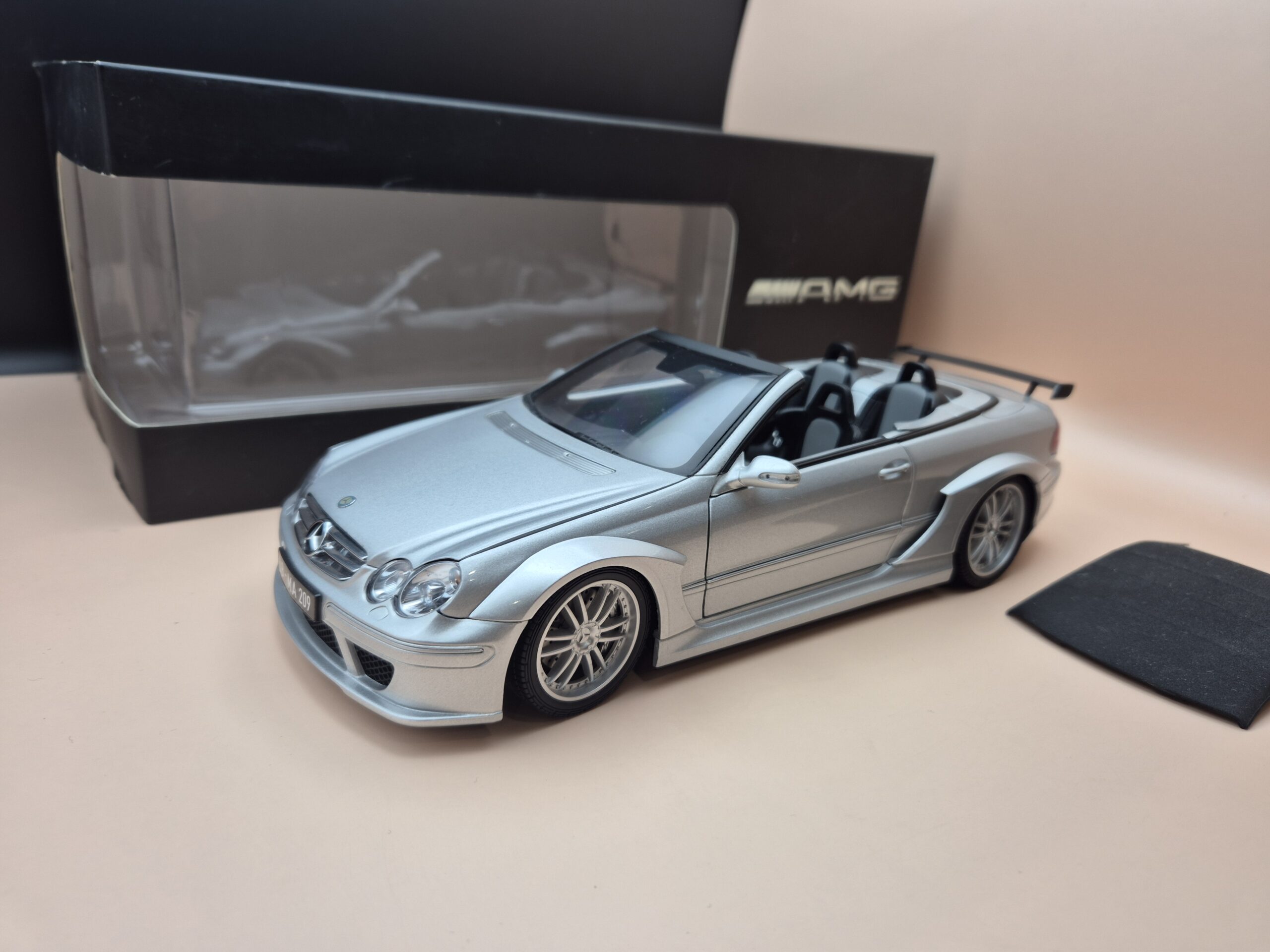 Mercedes CLK CABRIO AMG DTM C209 W209 SREBRNY Kyosho 1/18 - obrazek 2