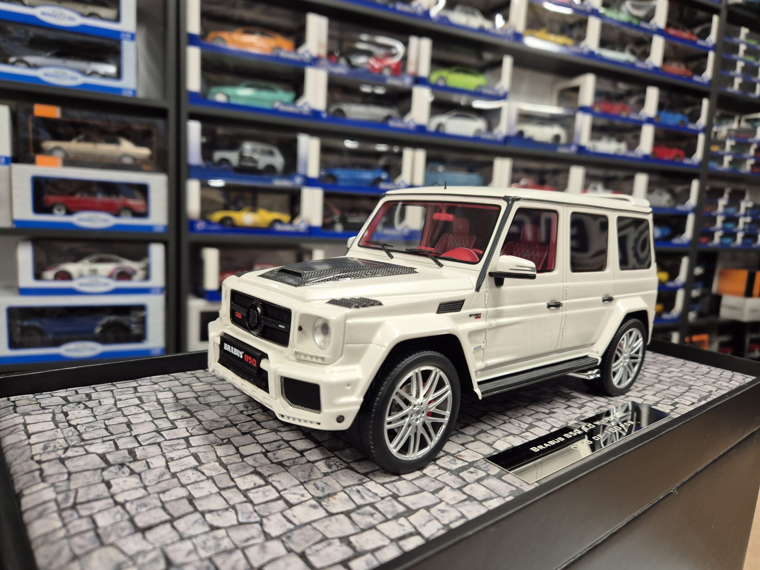 MINICHAMPS MERCEDES G KLASA BRABUS 850 6,0 WIDESTAR LIMITED 100SZT - obrazek 3