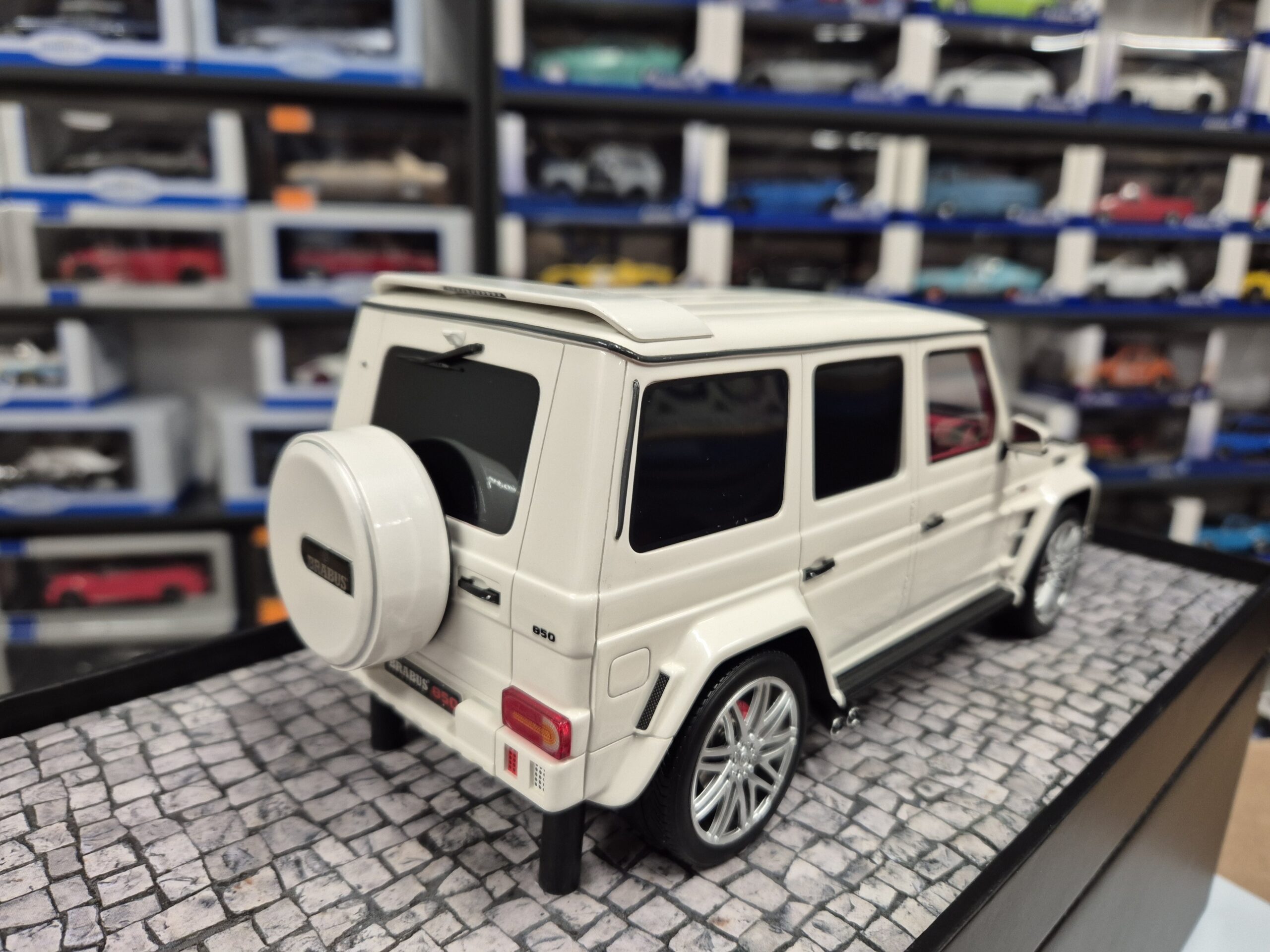 MINICHAMPS MERCEDES G KLASA BRABUS 850 6,0 WIDESTAR LIMITED 100SZT - obrazek 5