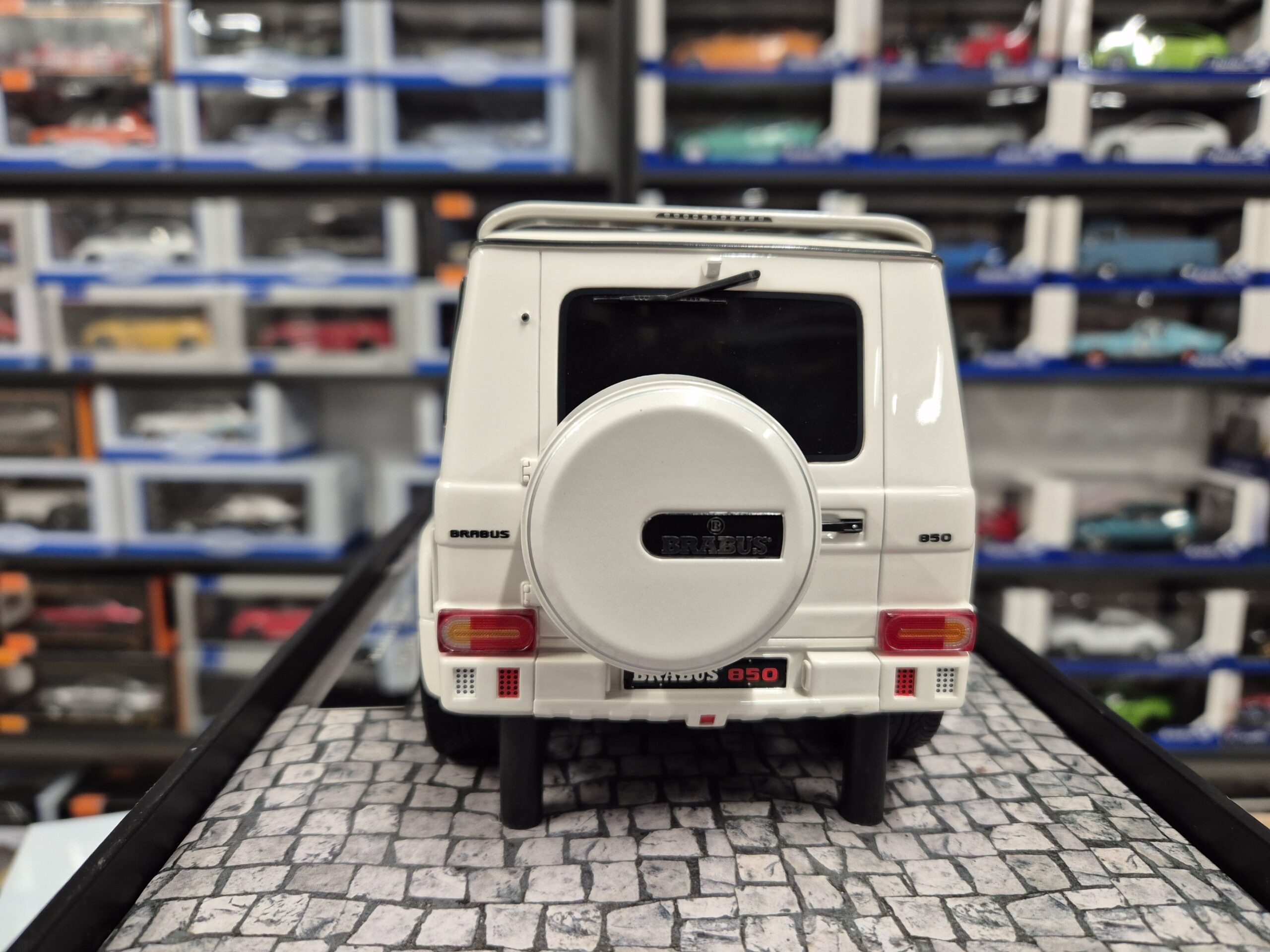 MINICHAMPS MERCEDES G KLASA BRABUS 850 6,0 WIDESTAR LIMITED 100SZT - obrazek 7