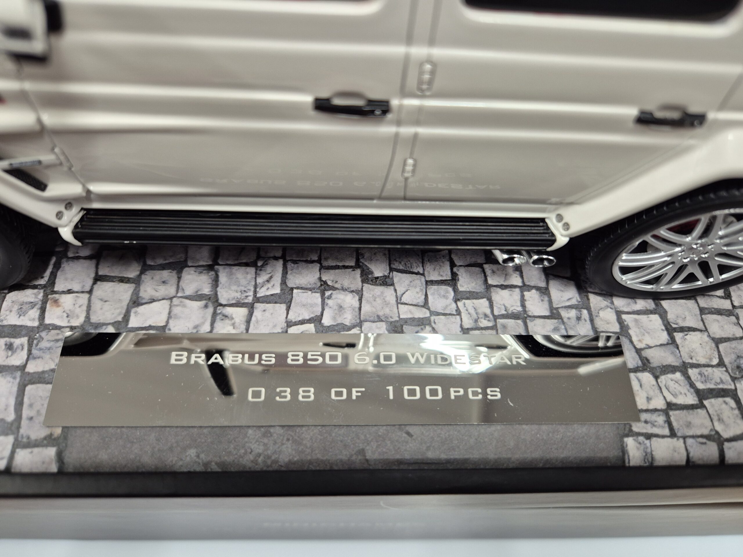 MINICHAMPS MERCEDES G KLASA BRABUS 850 6,0 WIDESTAR LIMITED 100SZT - obrazek 9
