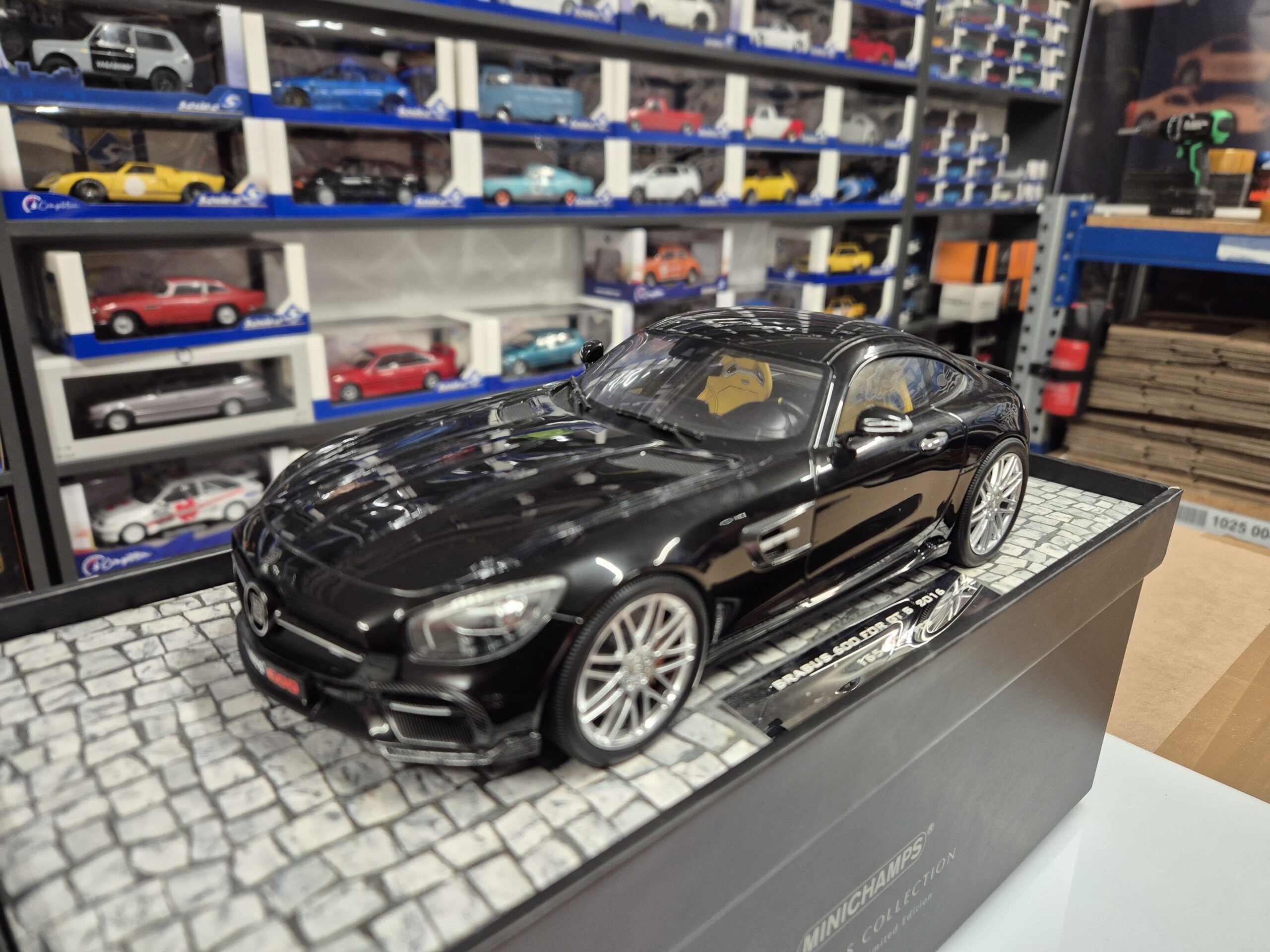 MINICHAMPS 107 032520 1/18 MERCEDES AMG GTS BRABUS 600 2016 LIMITOWANA 333SZT - obrazek 4
