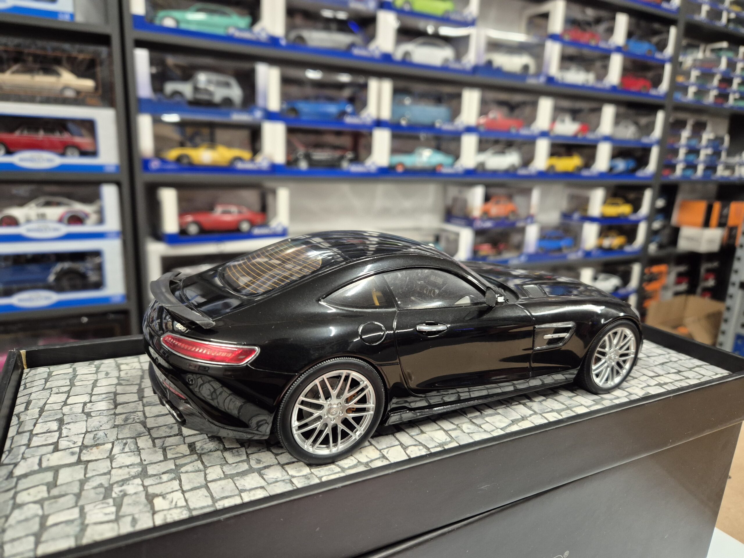 MINICHAMPS 107 032520 1/18 MERCEDES AMG GTS BRABUS 600 2016 LIMITOWANA 333SZT - obrazek 6