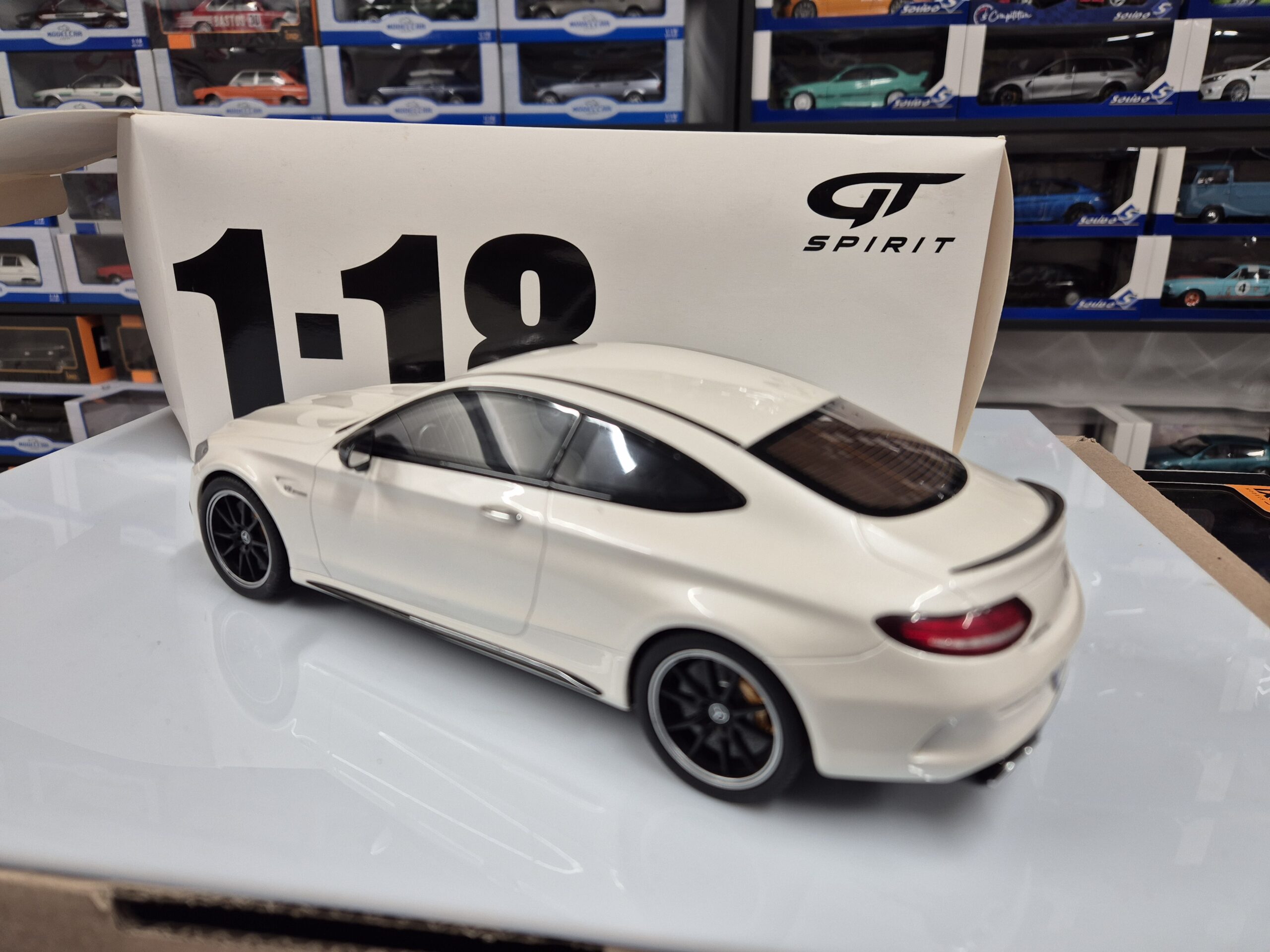 GT SPIRIT GT CLDC004 MERCEDES C63 S AMG COUPE SKALA 1/18 - obrazek 4