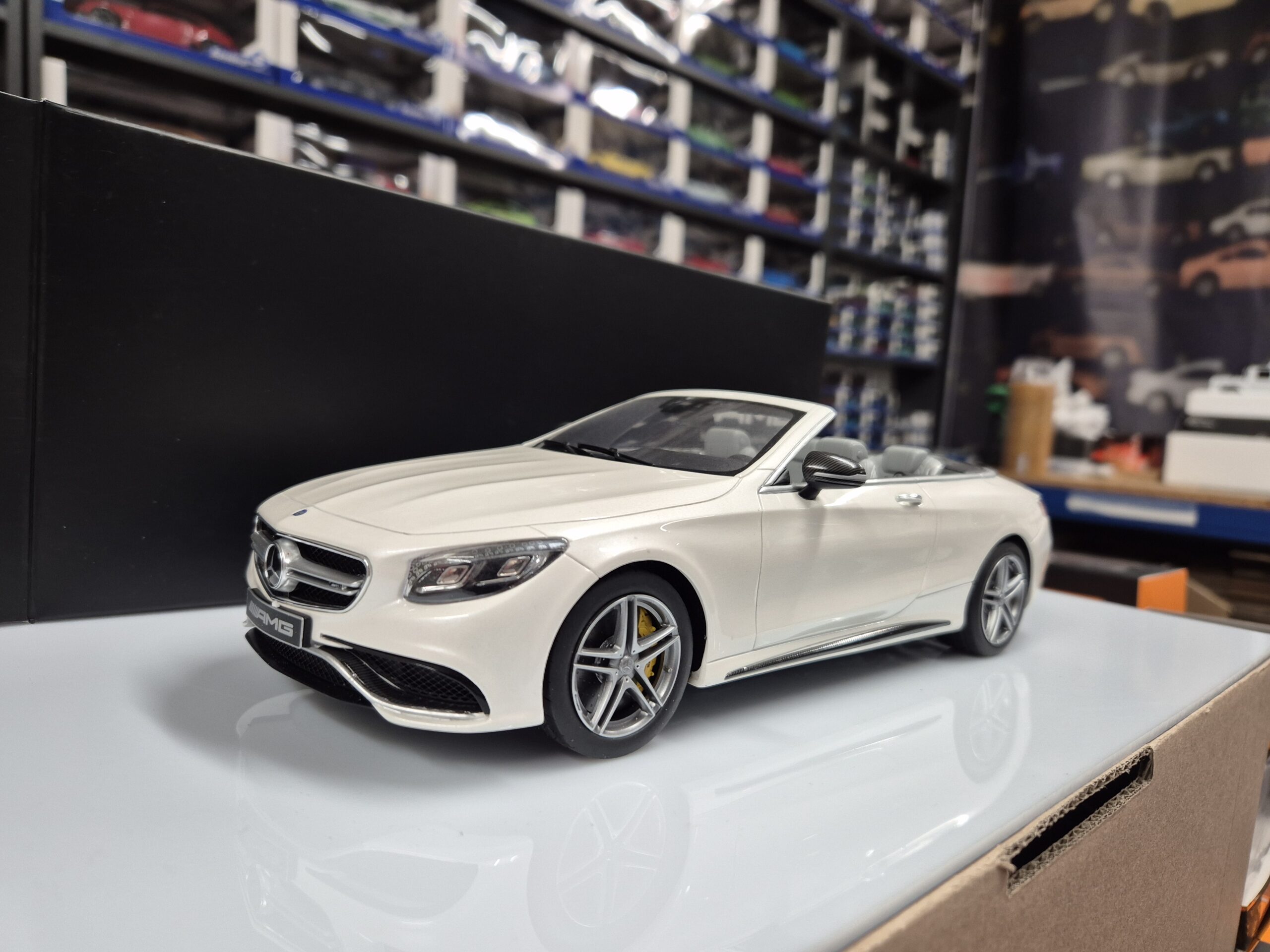 B66965712 DEALER GT SPIRIT Mercedes S63 Cabriolet 1/18 LIMIT 1967SZT - obrazek 4