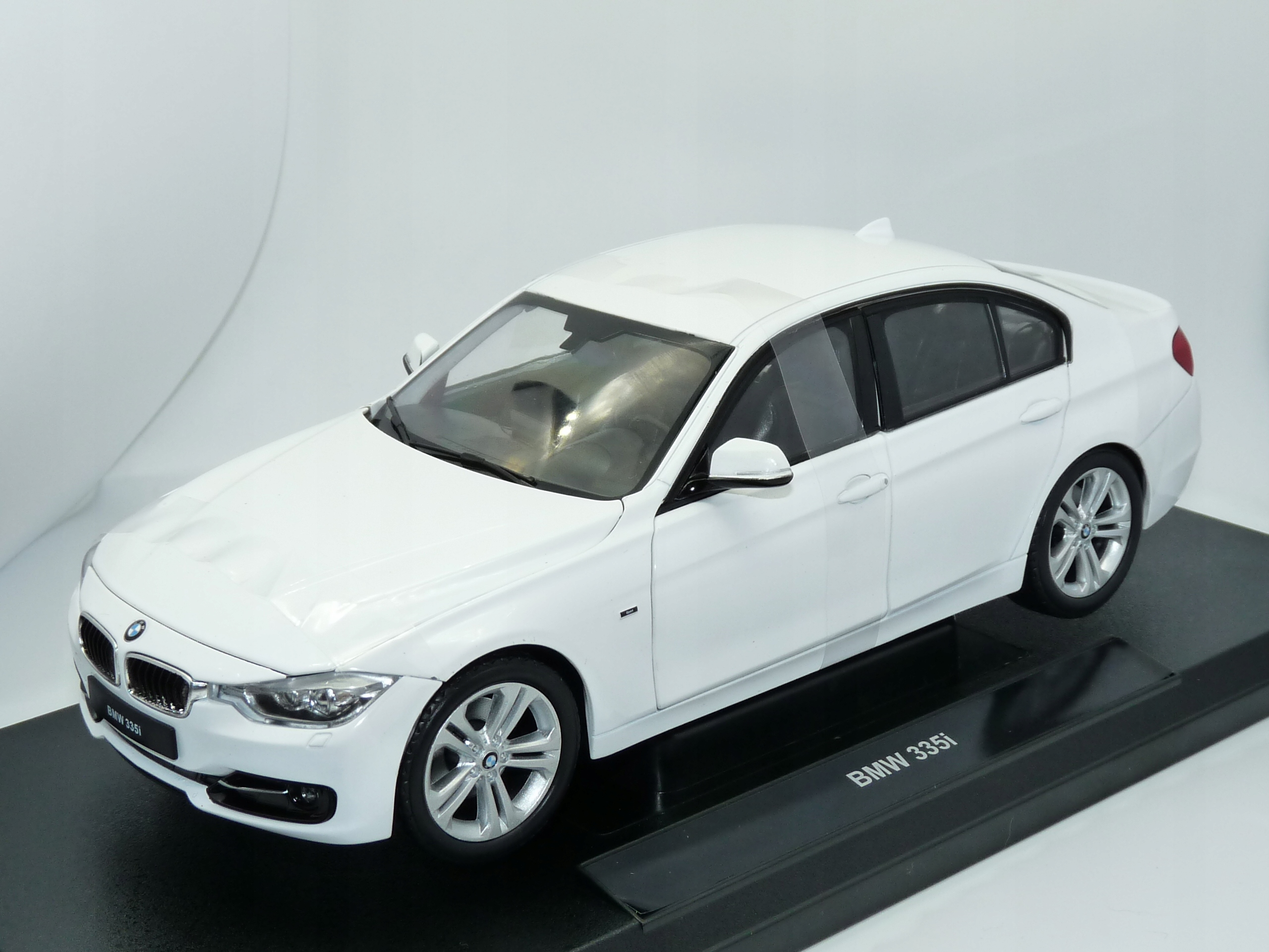 BMW 335i F30 Limousine (2011) 1:18 Welly 18043WH