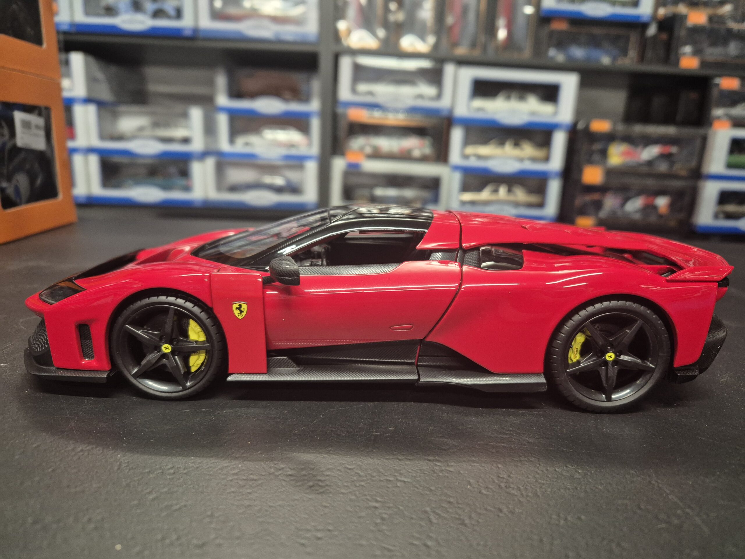 BBURAGO 1/18 FERRARI F80 CZERWONY BBU18 16022 BURAGO - obrazek 2