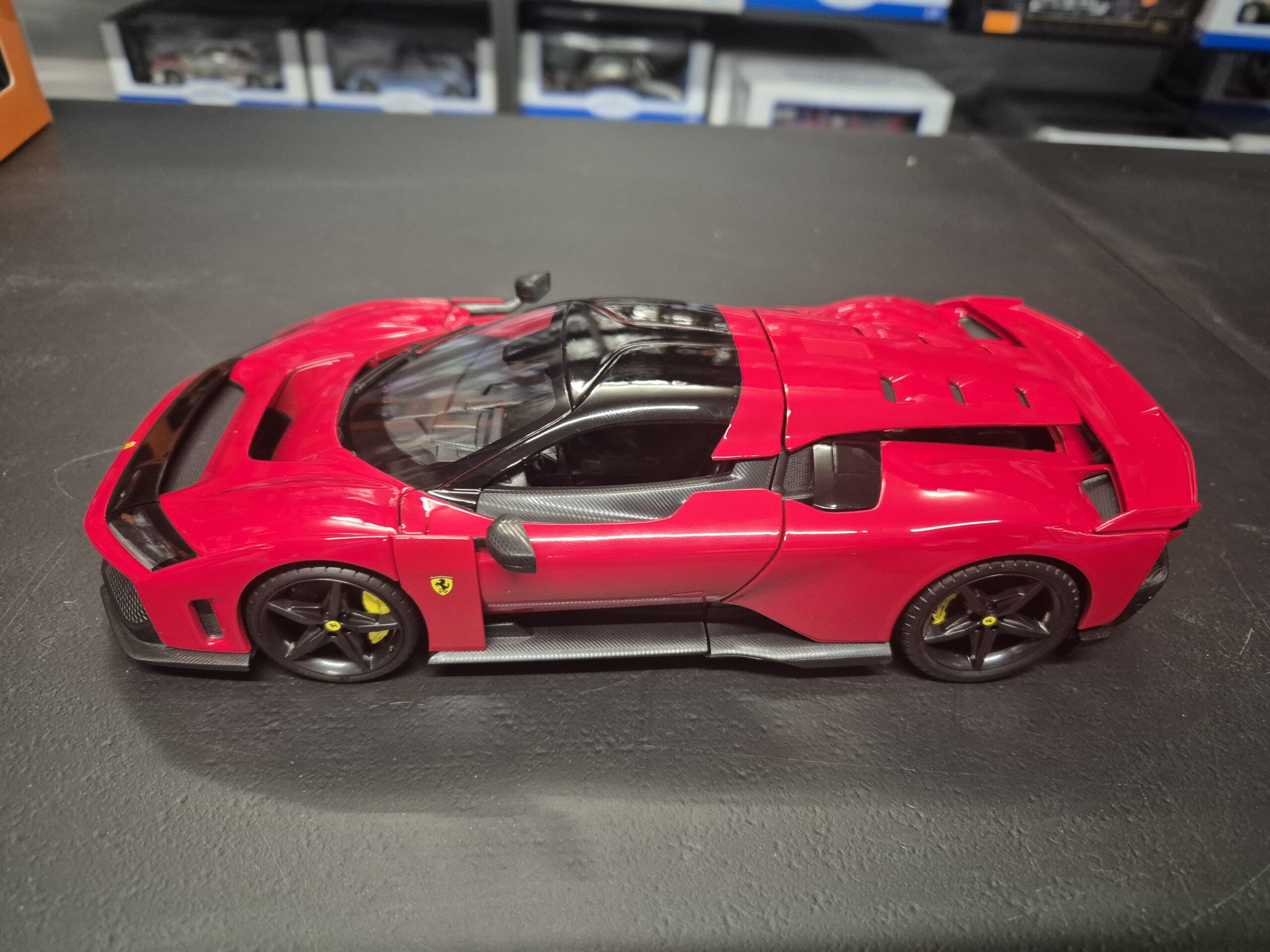BBURAGO 1/18 FERRARI F80 CZERWONY BBU18 16022 BURAGO - obrazek 3