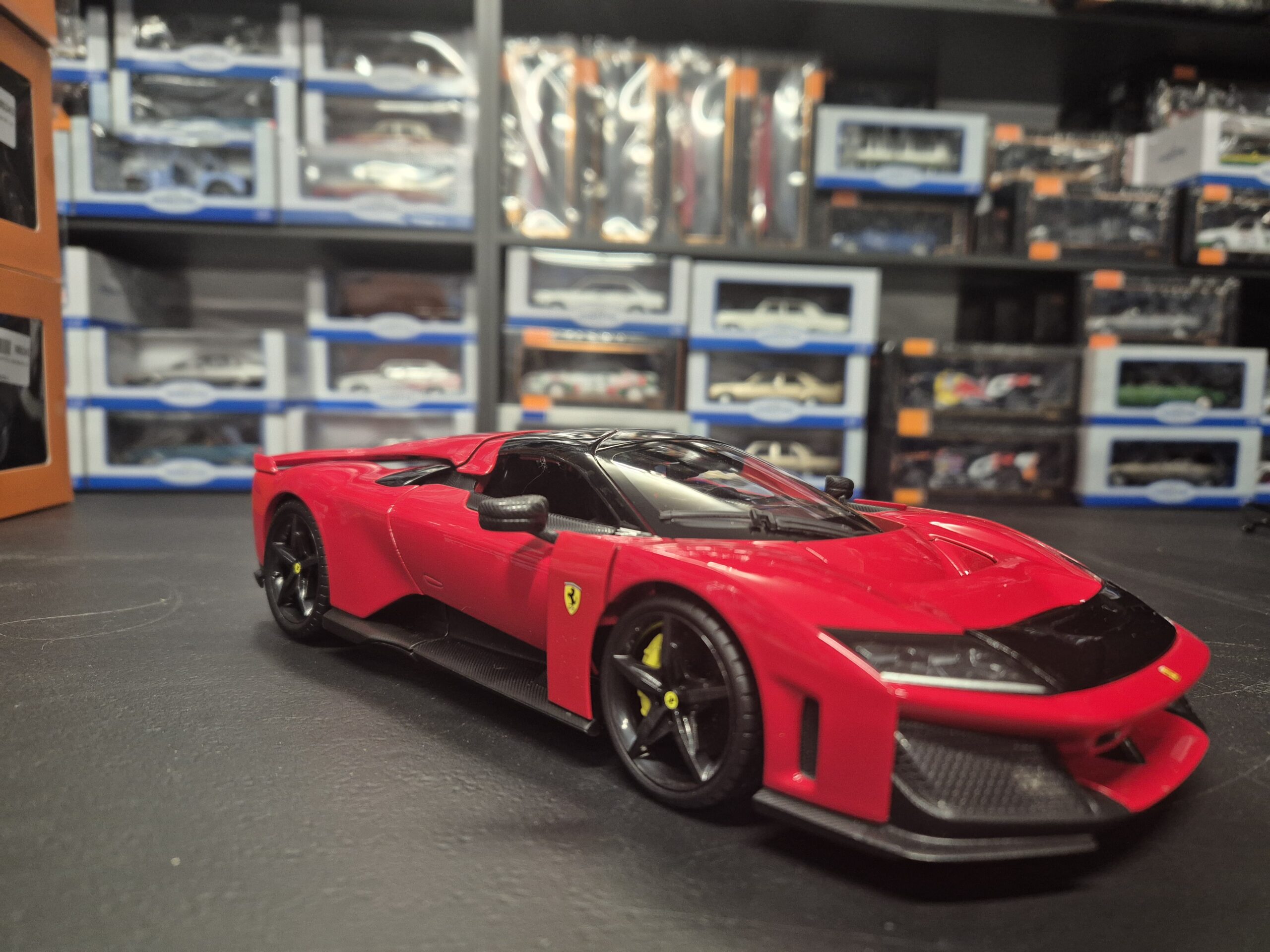 BBURAGO 1/18 FERRARI F80 CZERWONY BBU18 16022 BURAGO - obrazek 6