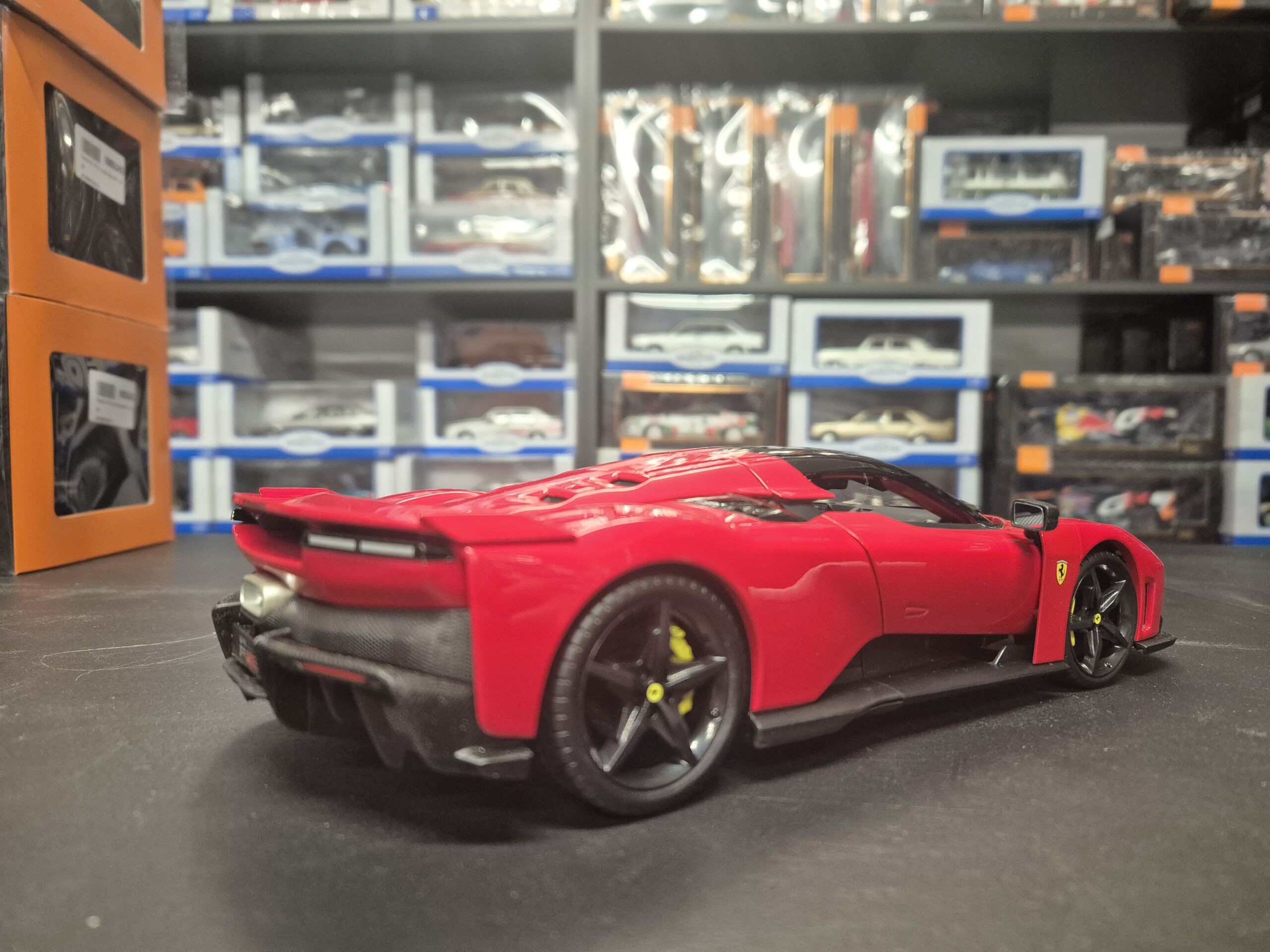 BBURAGO 1/18 FERRARI F80 CZERWONY BBU18 16022 BURAGO - obrazek 7