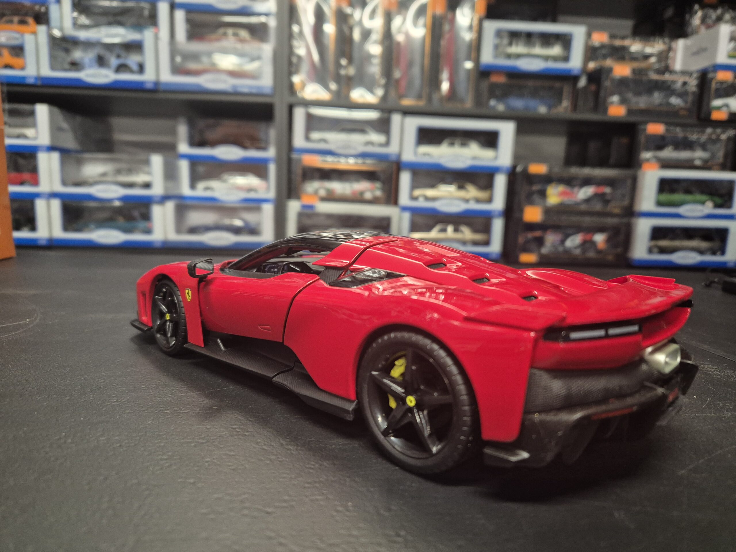 BBURAGO 1/18 FERRARI F80 CZERWONY BBU18 16022 BURAGO - obrazek 9