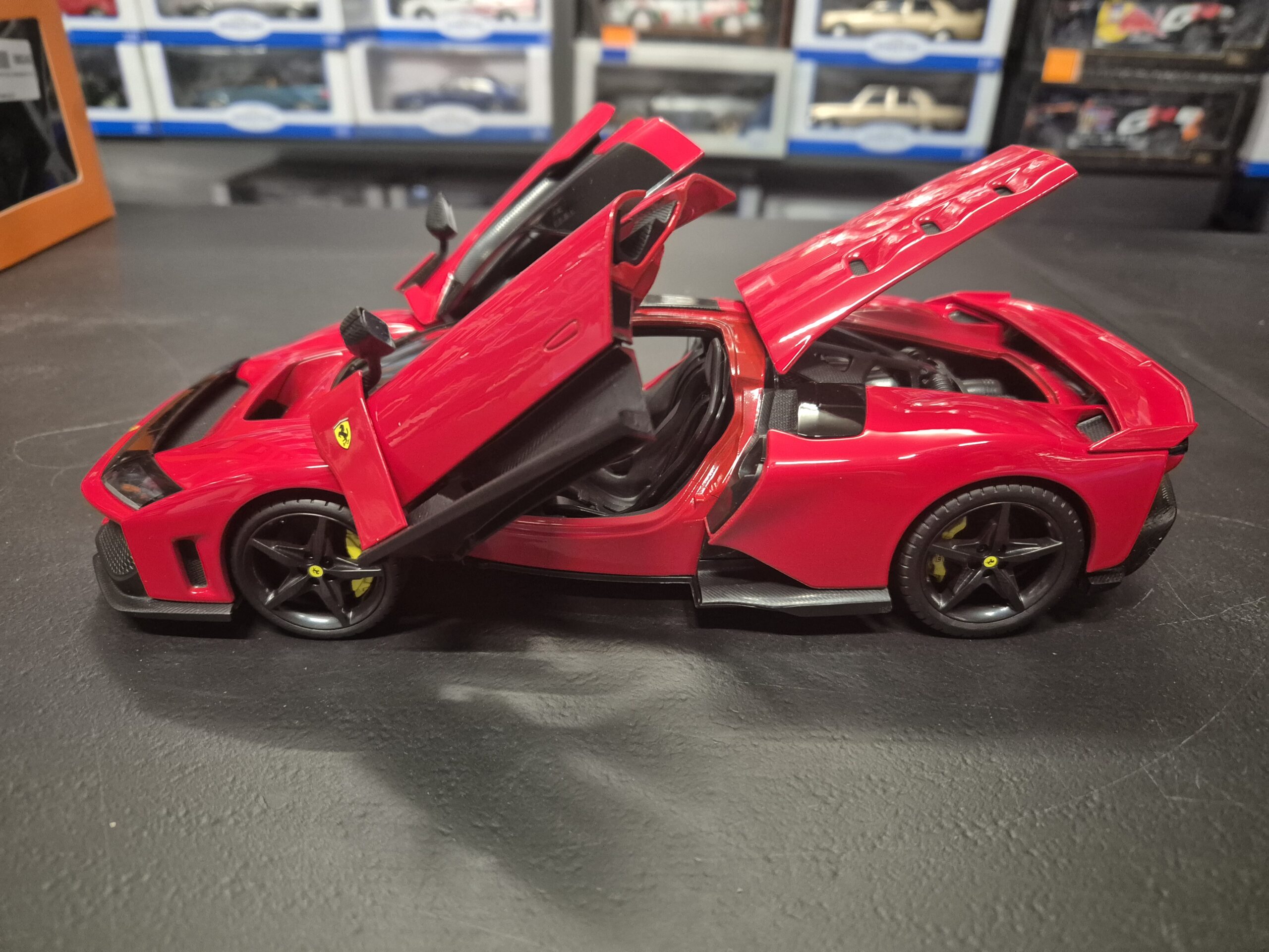 BBURAGO 1/18 FERRARI F80 CZERWONY BBU18 16022 BURAGO - obrazek 10