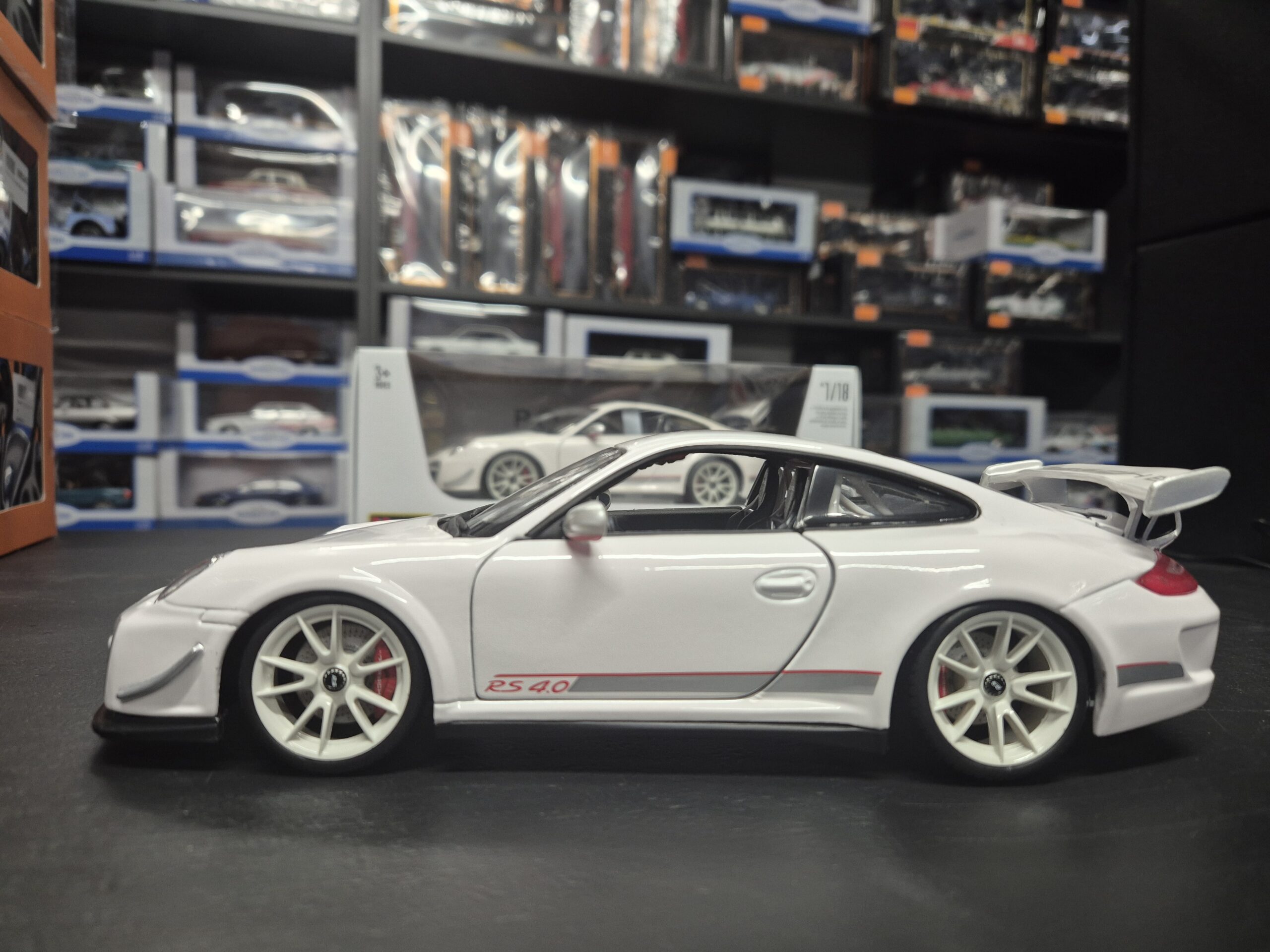 BBURAGO 1/18 PORSCHE 911 GT3 RS 4.0 BIAŁY 11036 BURAGO - obrazek 2