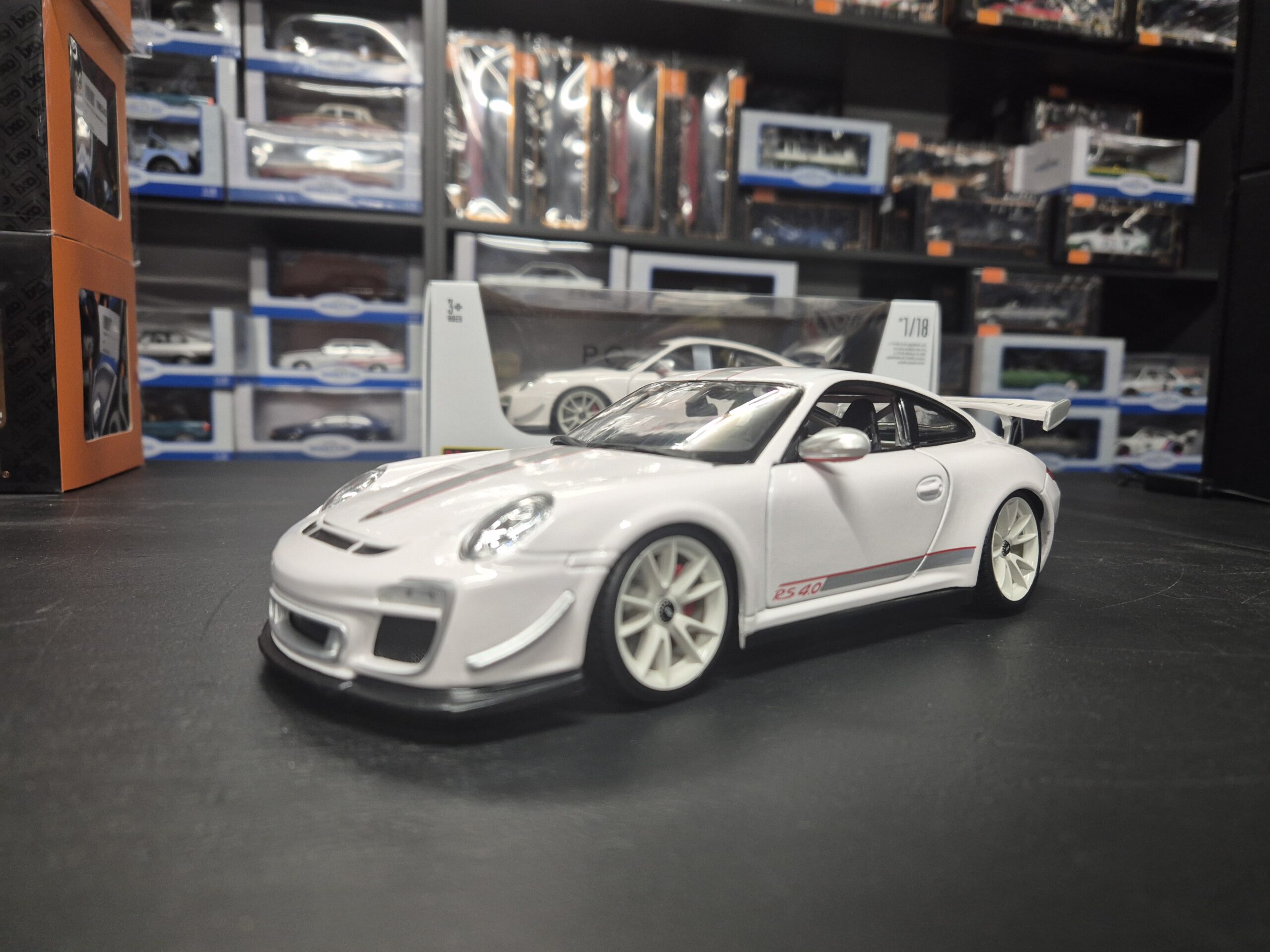 BBURAGO 1/18 PORSCHE 911 GT3 RS 4.0 BIAŁY 11036 BURAGO