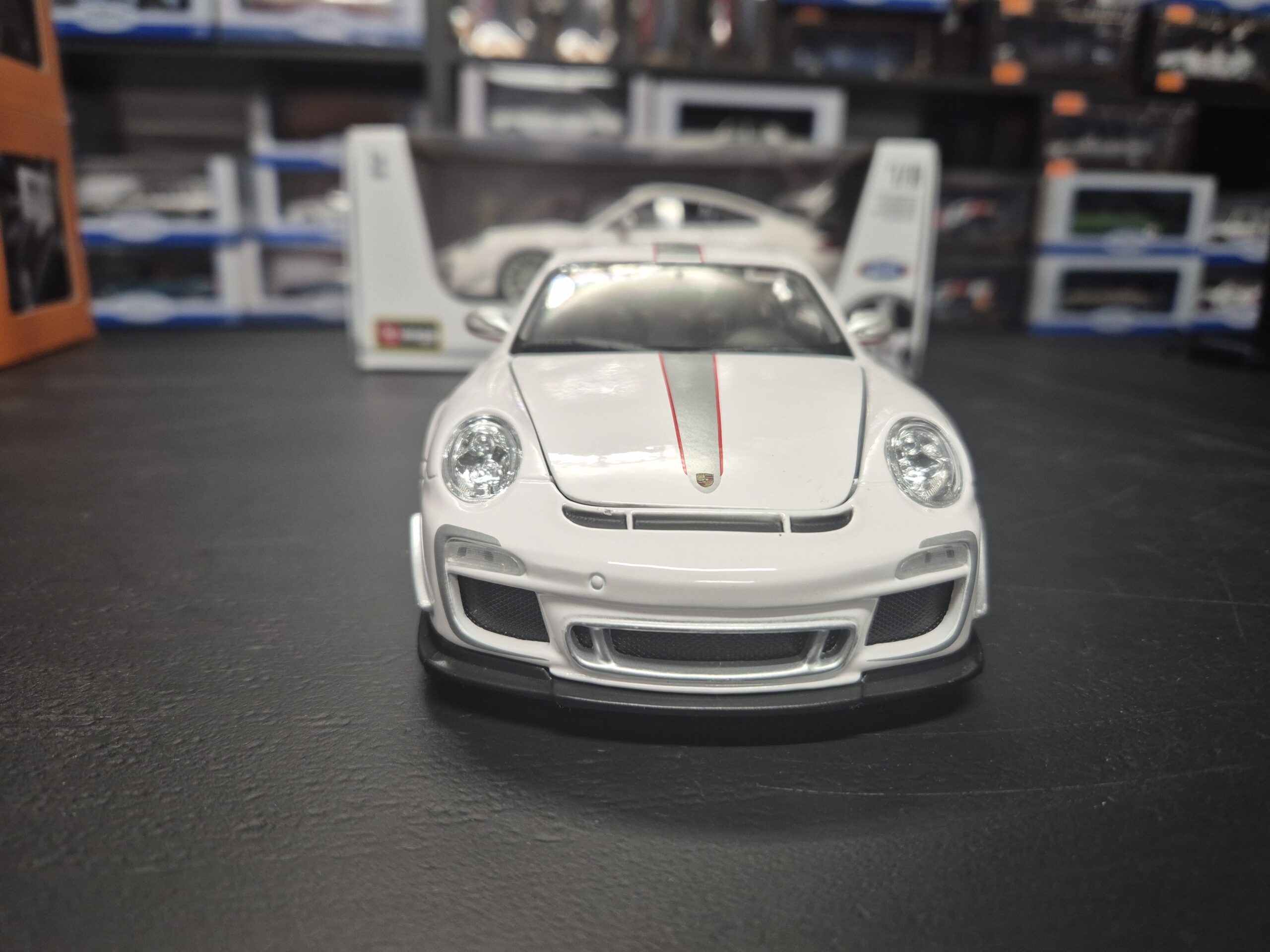 BBURAGO 1/18 PORSCHE 911 GT3 RS 4.0 BIAŁY 11036 BURAGO - obrazek 4