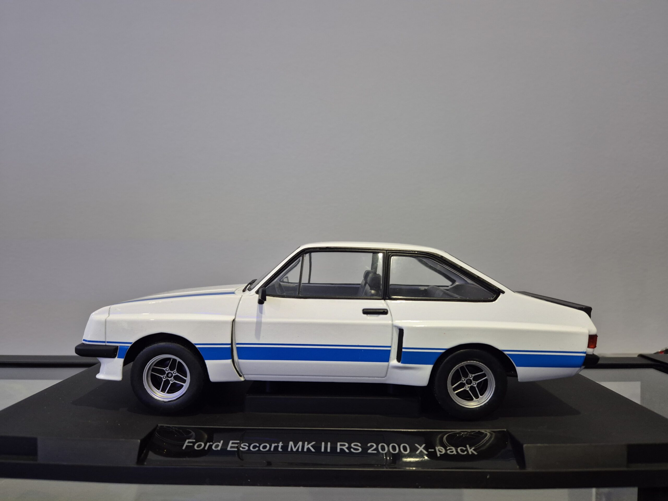 FORD ESCORT MK II RS 2000 X PACK 1/18 MCG18350