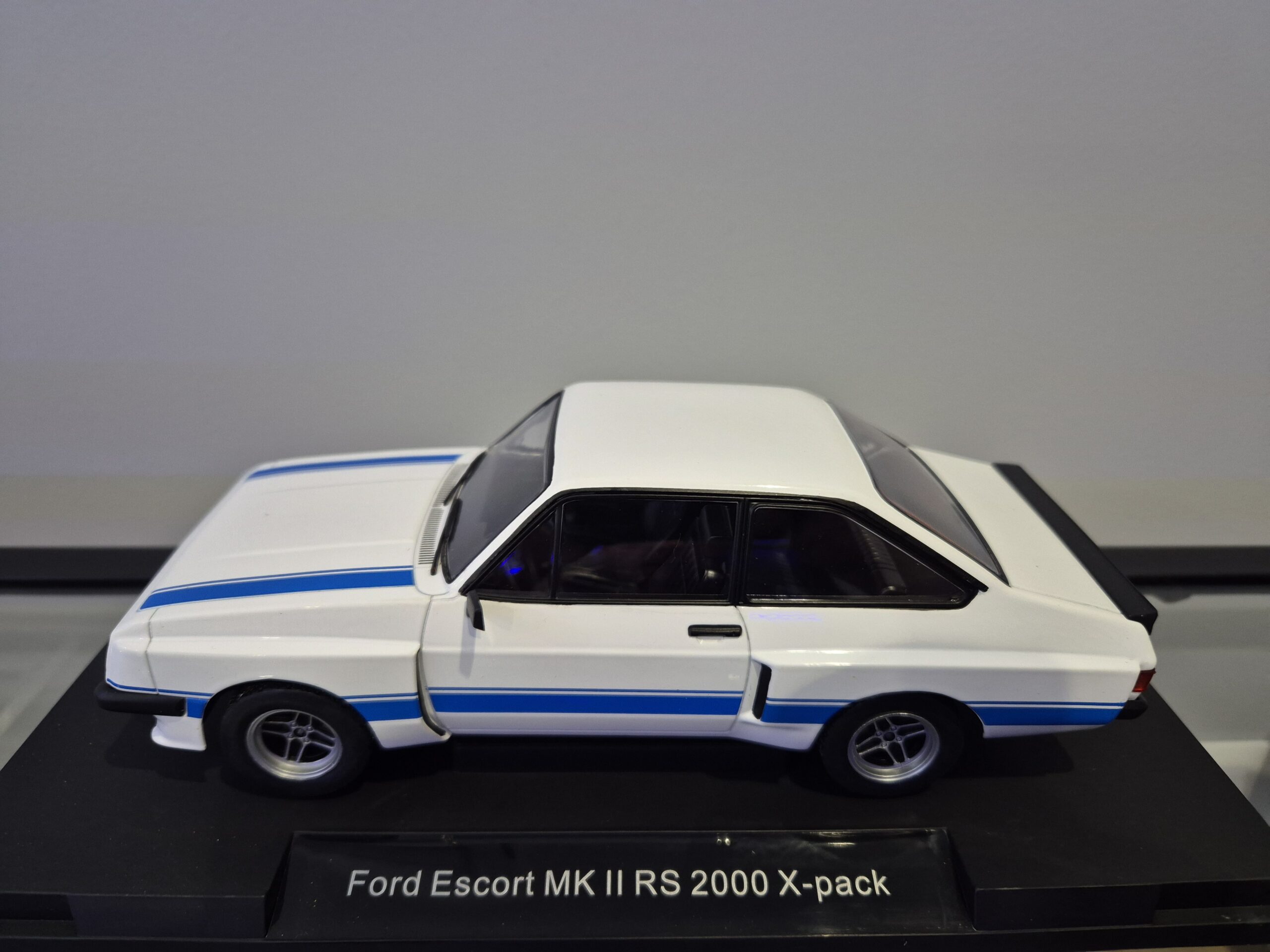FORD ESCORT MK II RS 2000 X PACK 1/18 MCG18350 - obrazek 3