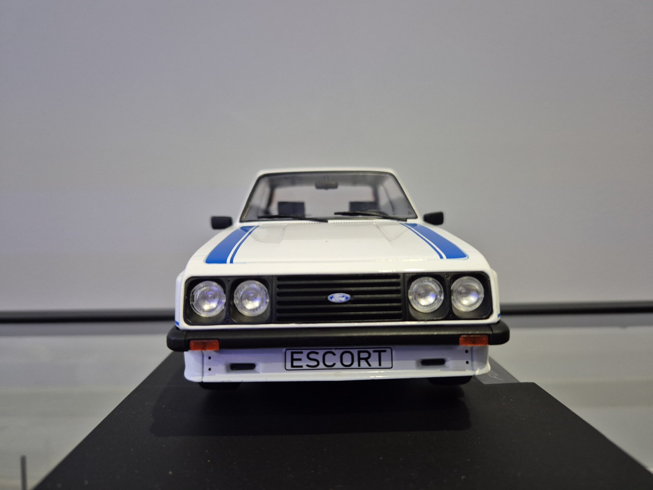 FORD ESCORT MK II RS 2000 X PACK 1/18 MCG18350 - obrazek 4
