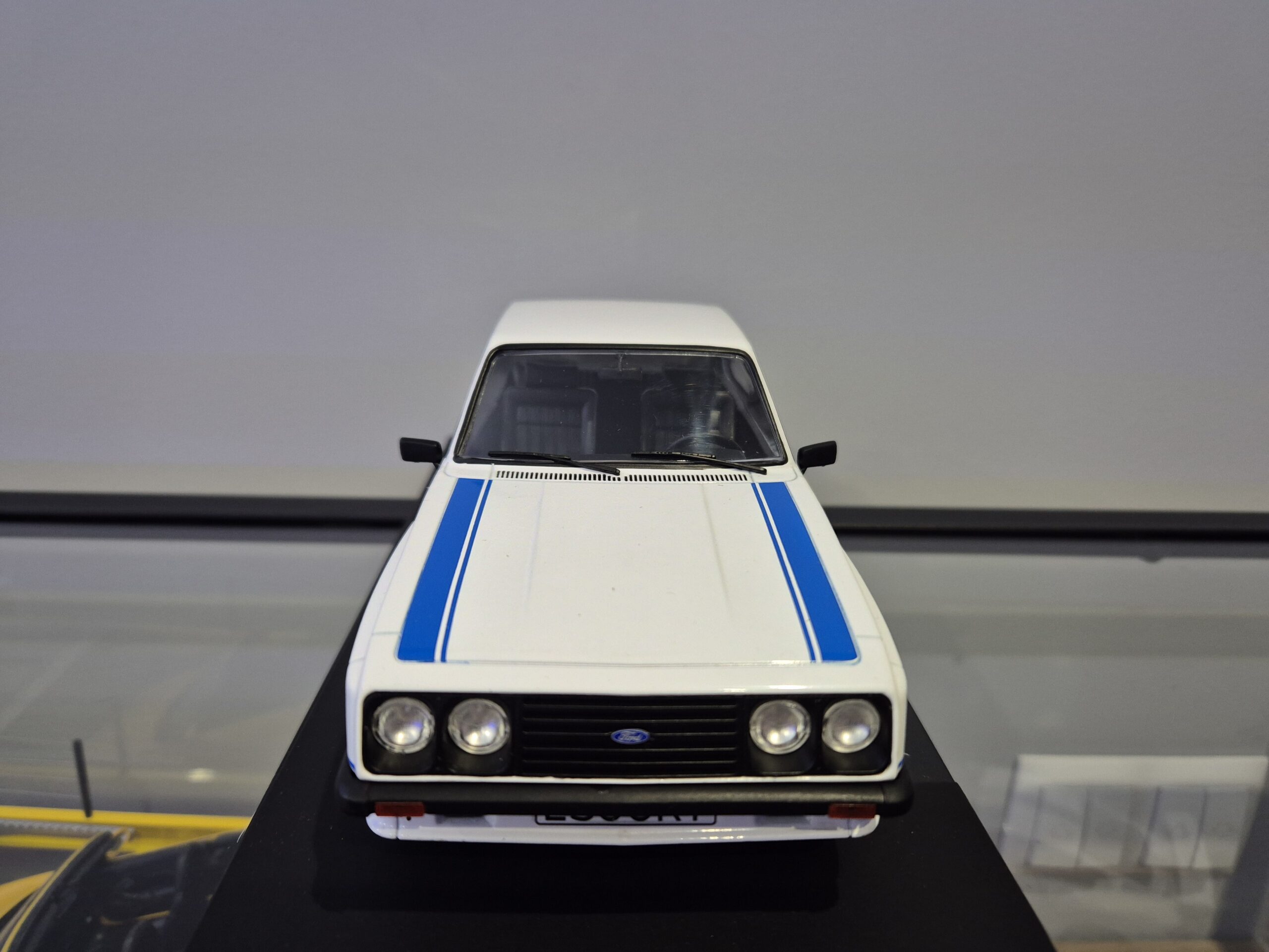 FORD ESCORT MK II RS 2000 X PACK 1/18 MCG18350 - obrazek 5