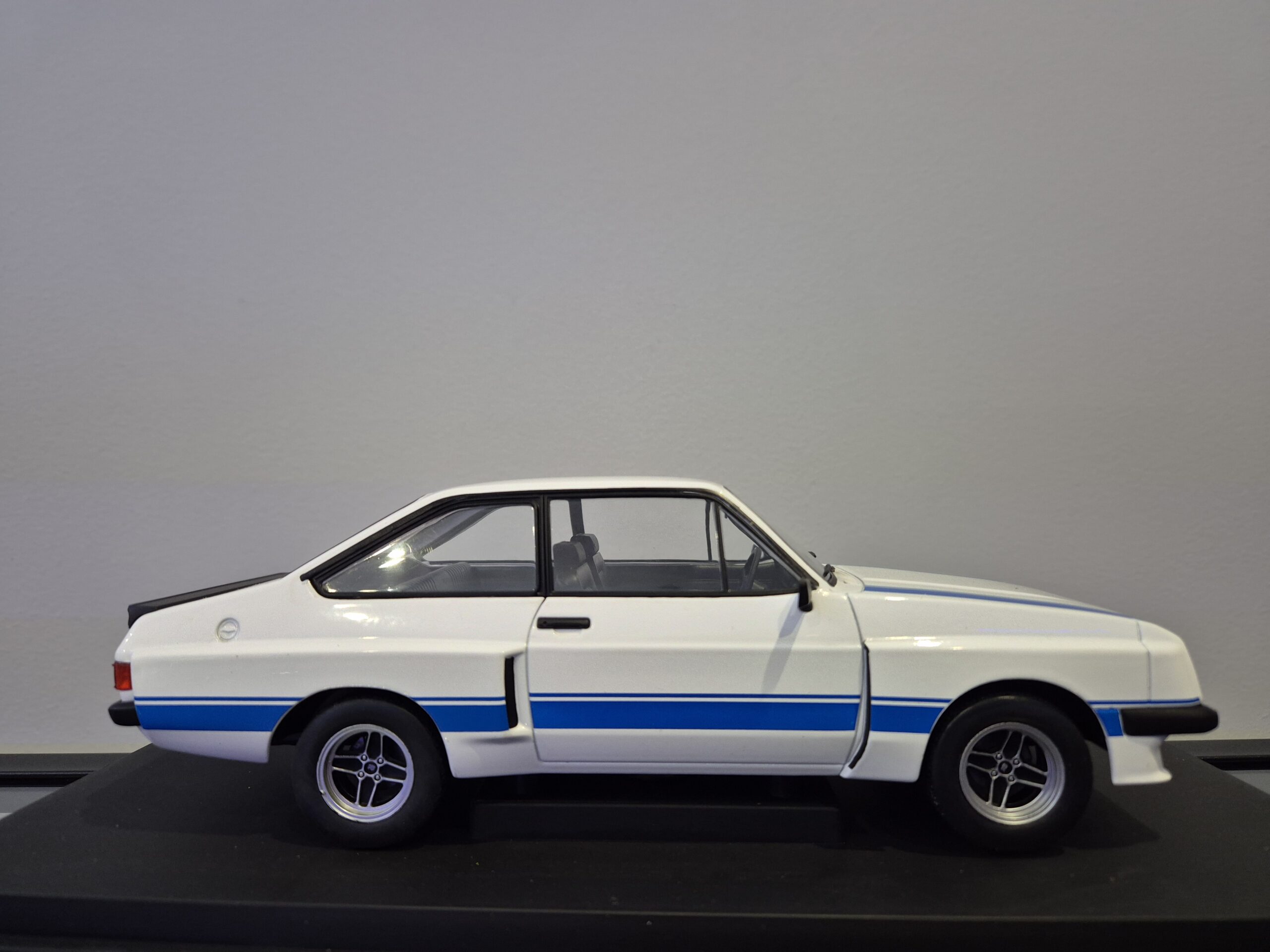 FORD ESCORT MK II RS 2000 X PACK 1/18 MCG18350 - obrazek 6