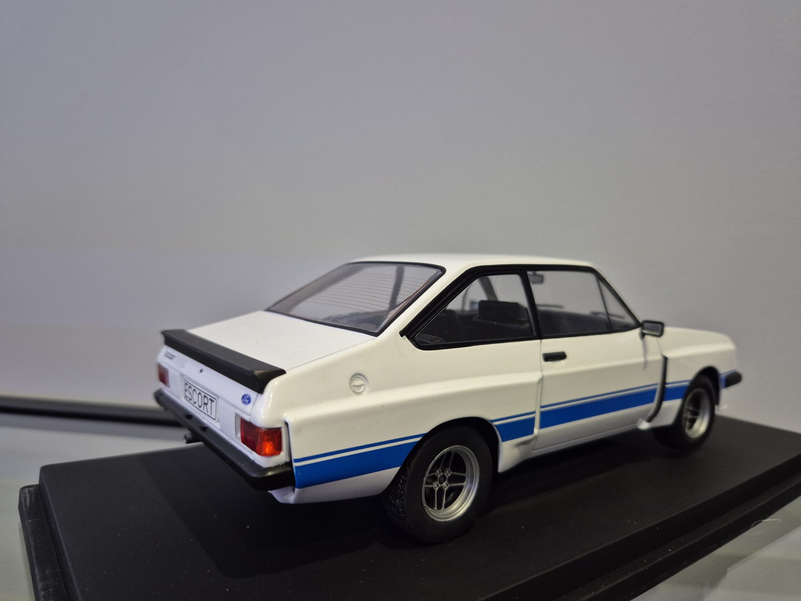 FORD ESCORT MK II RS 2000 X PACK 1/18 MCG18350 - obrazek 7