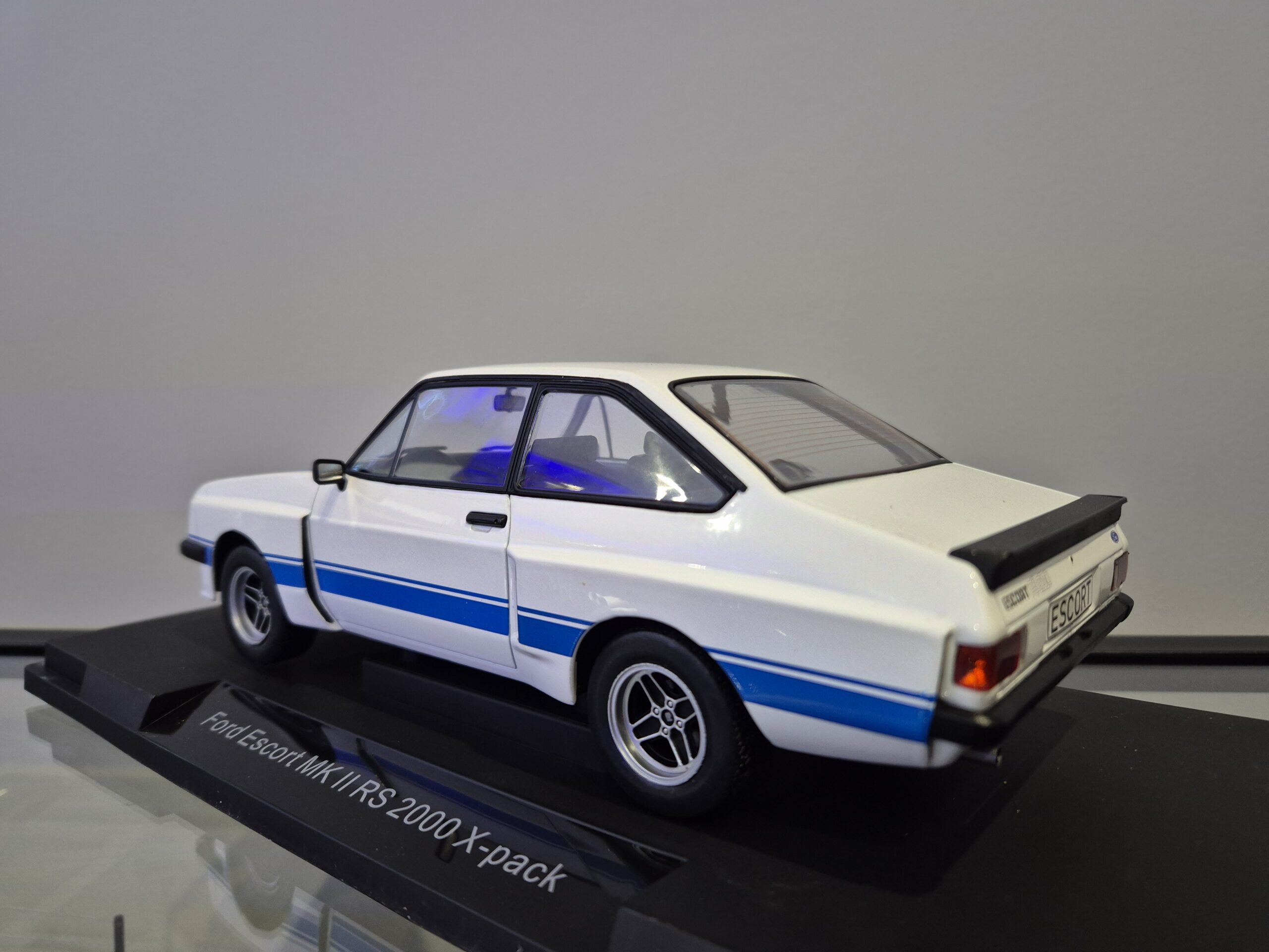 FORD ESCORT MK II RS 2000 X PACK 1/18 MCG18350 - obrazek 8