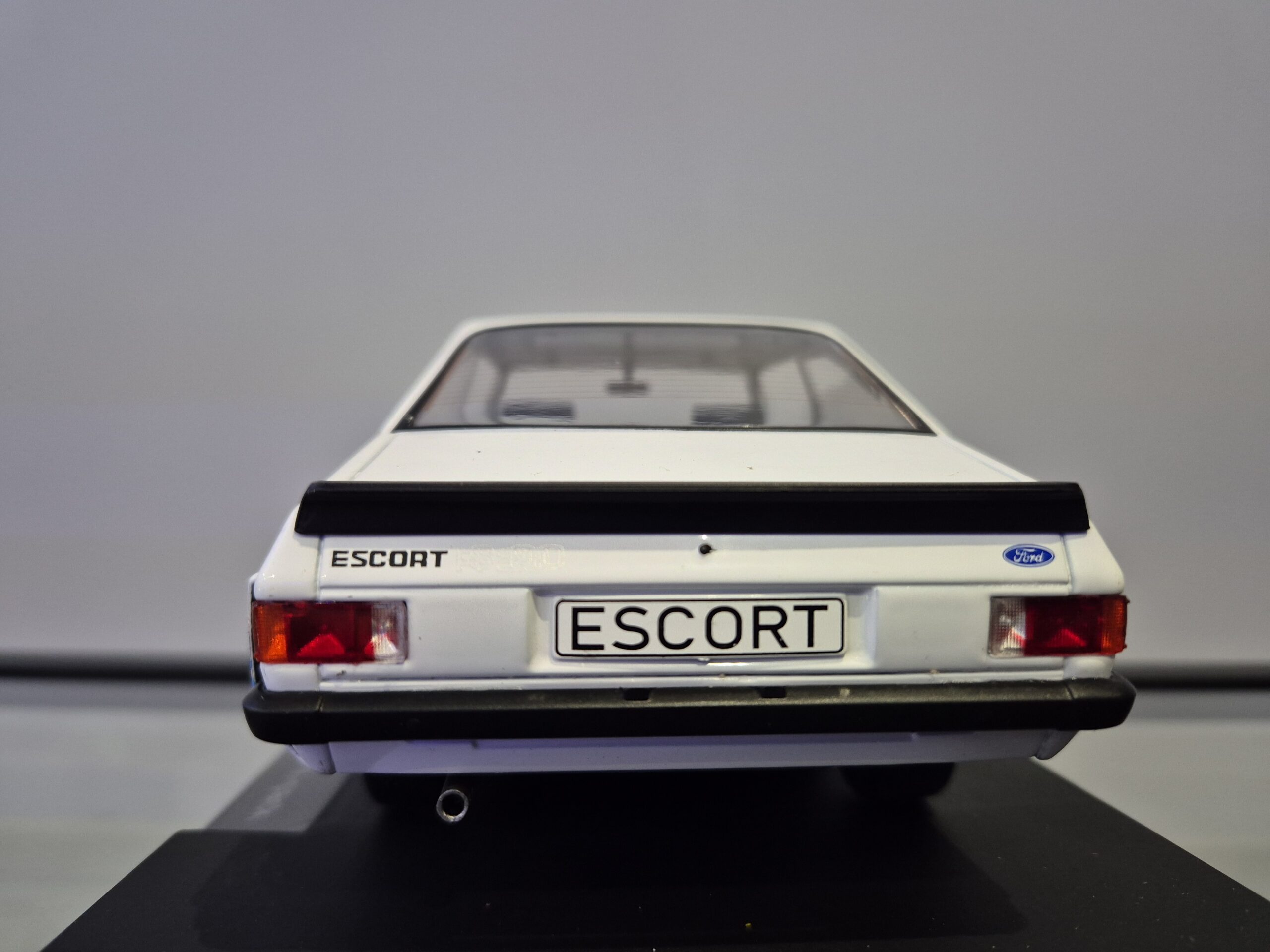FORD ESCORT MK II RS 2000 X PACK 1/18 MCG18350 - obrazek 9